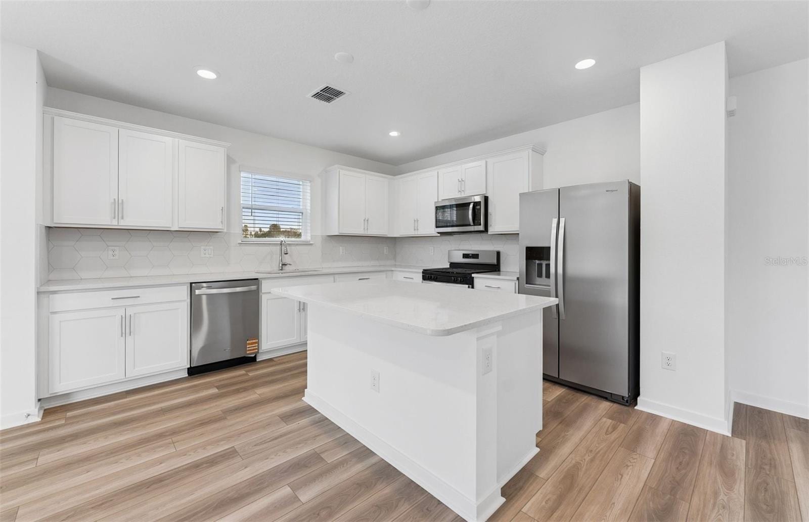 9748 Crescent Moon Dr photo 4