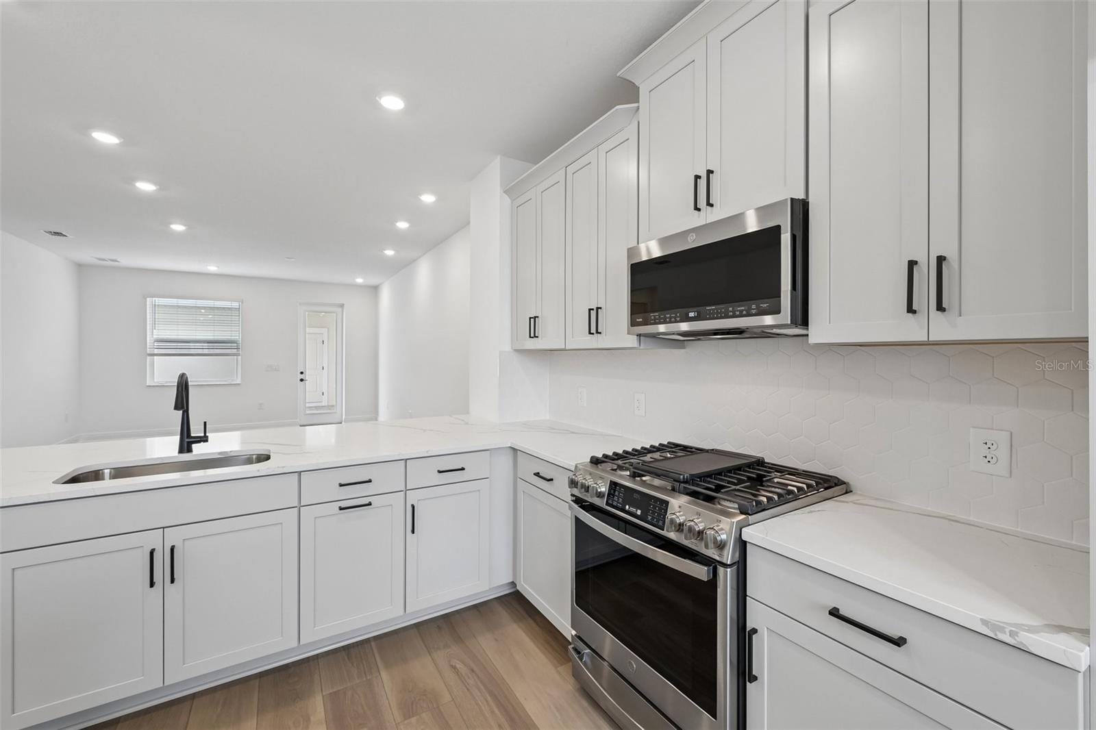 8229 Seaflower Pkwy photo 4