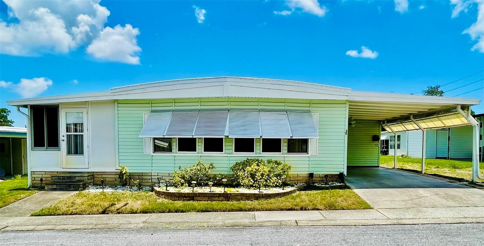 36 Maple Leaf CT photo 2