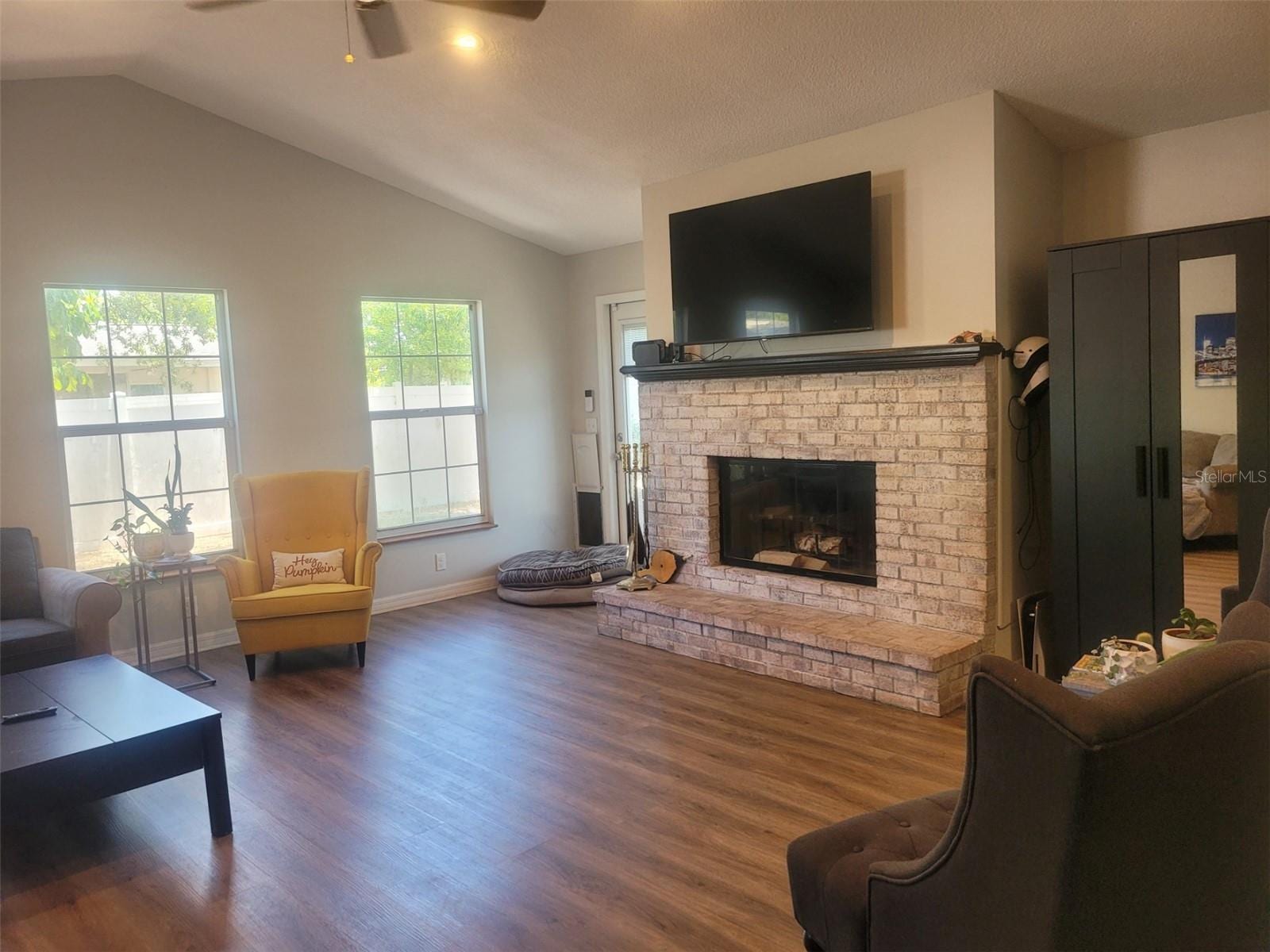 1714 Prince Philip St photo 3