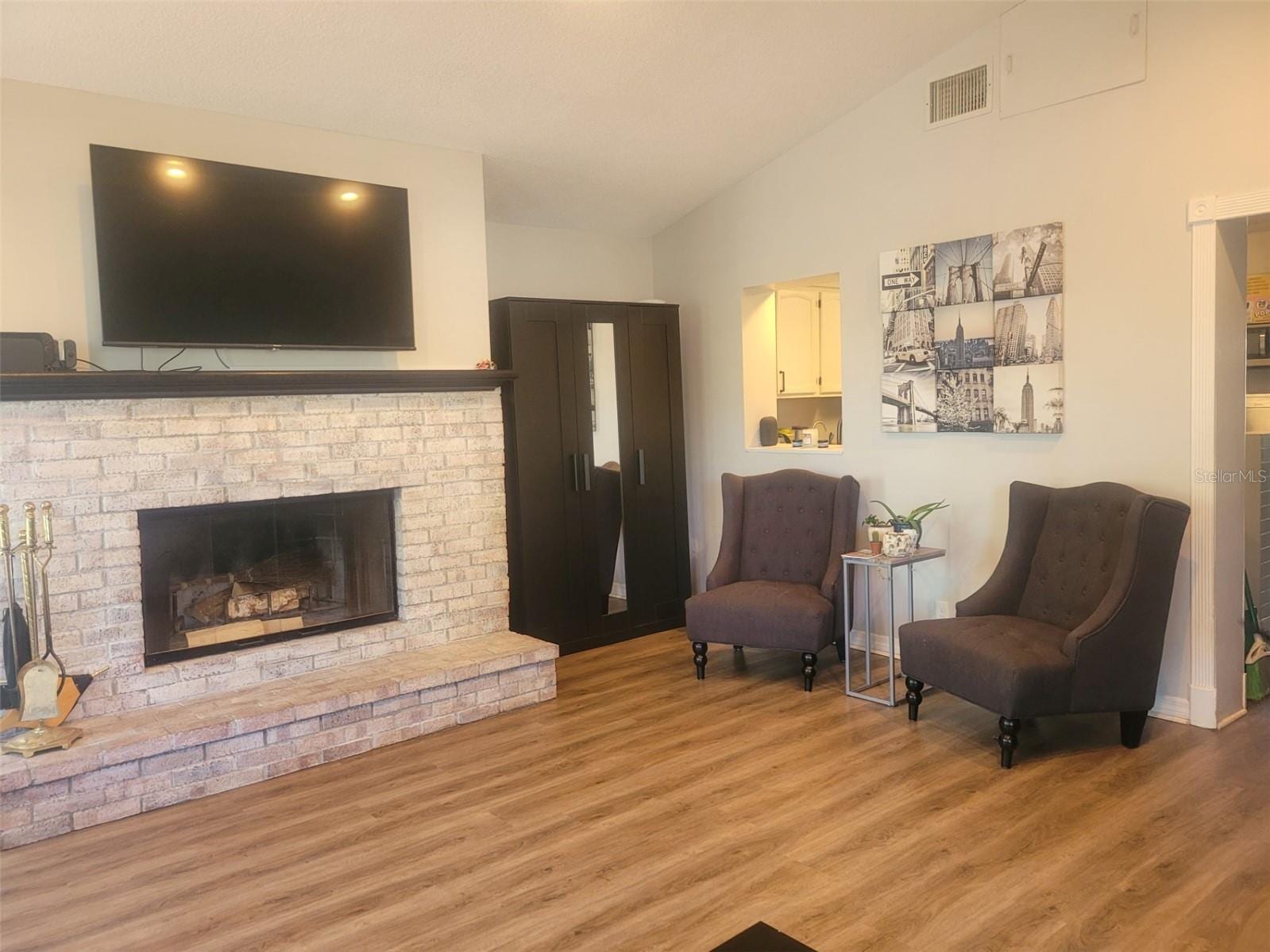 1714 Prince Philip St photo 5
