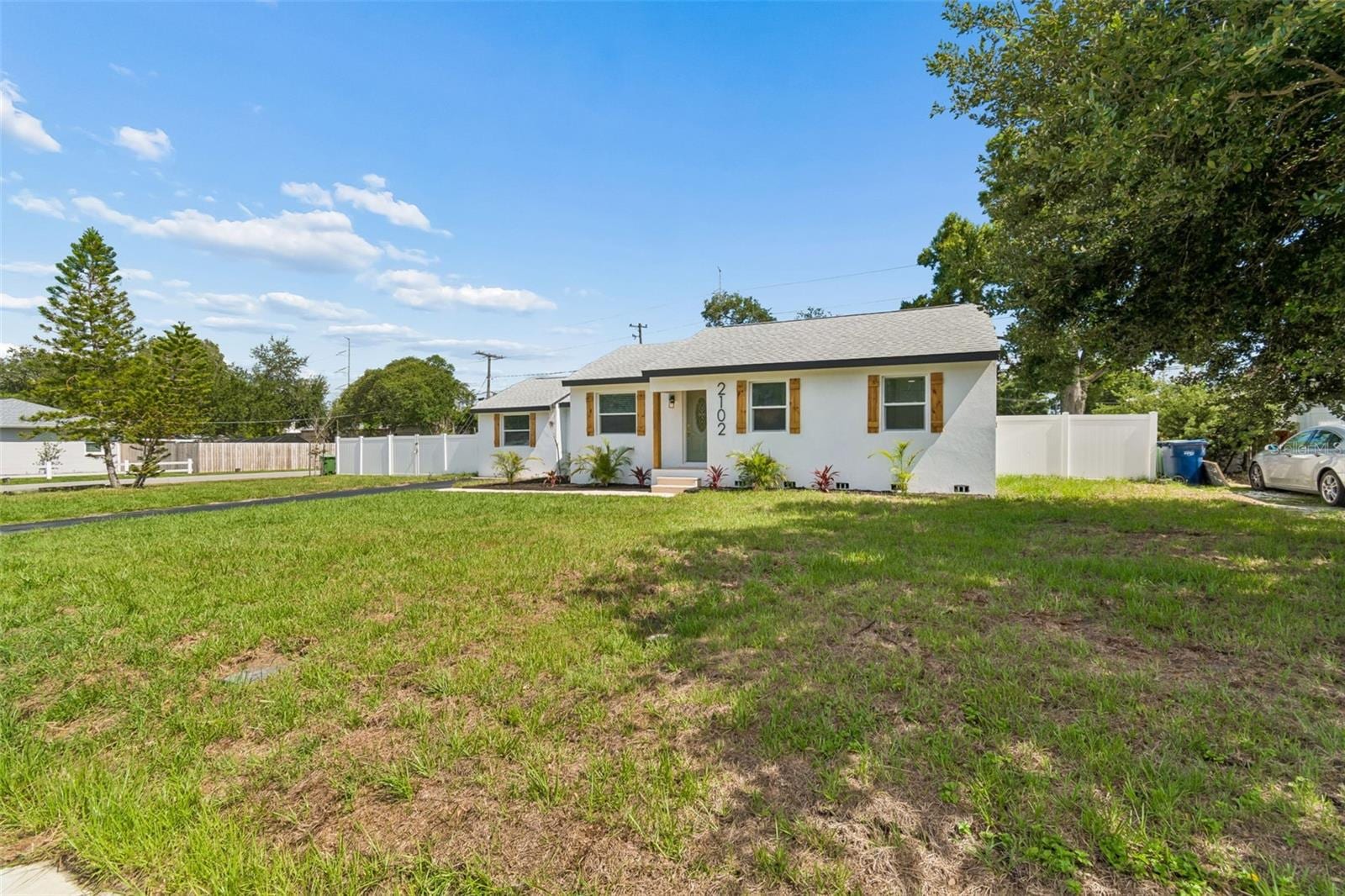 2102 W Ferris Ave photo 2