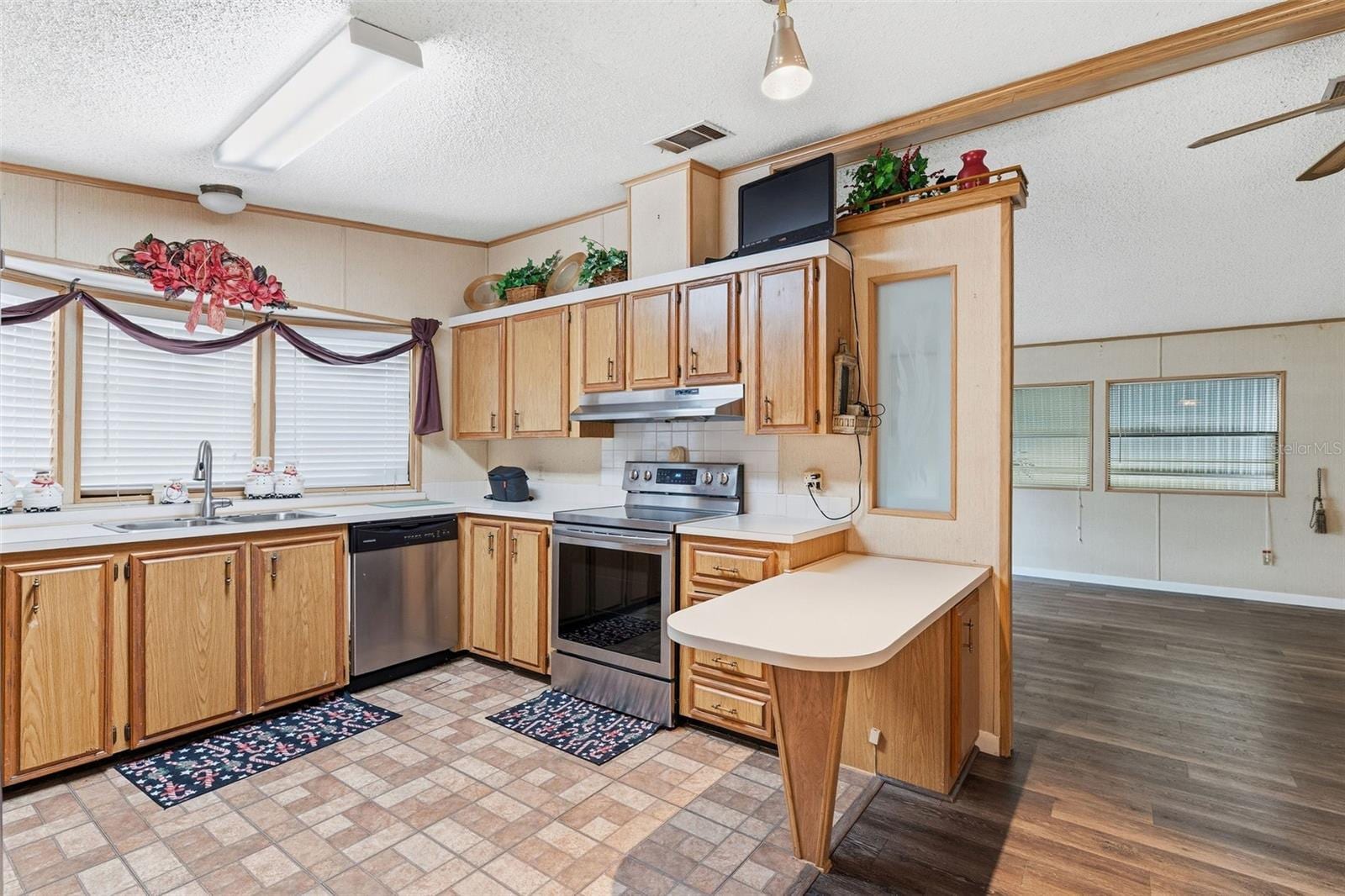 410 Dolphin Dr S photo 4