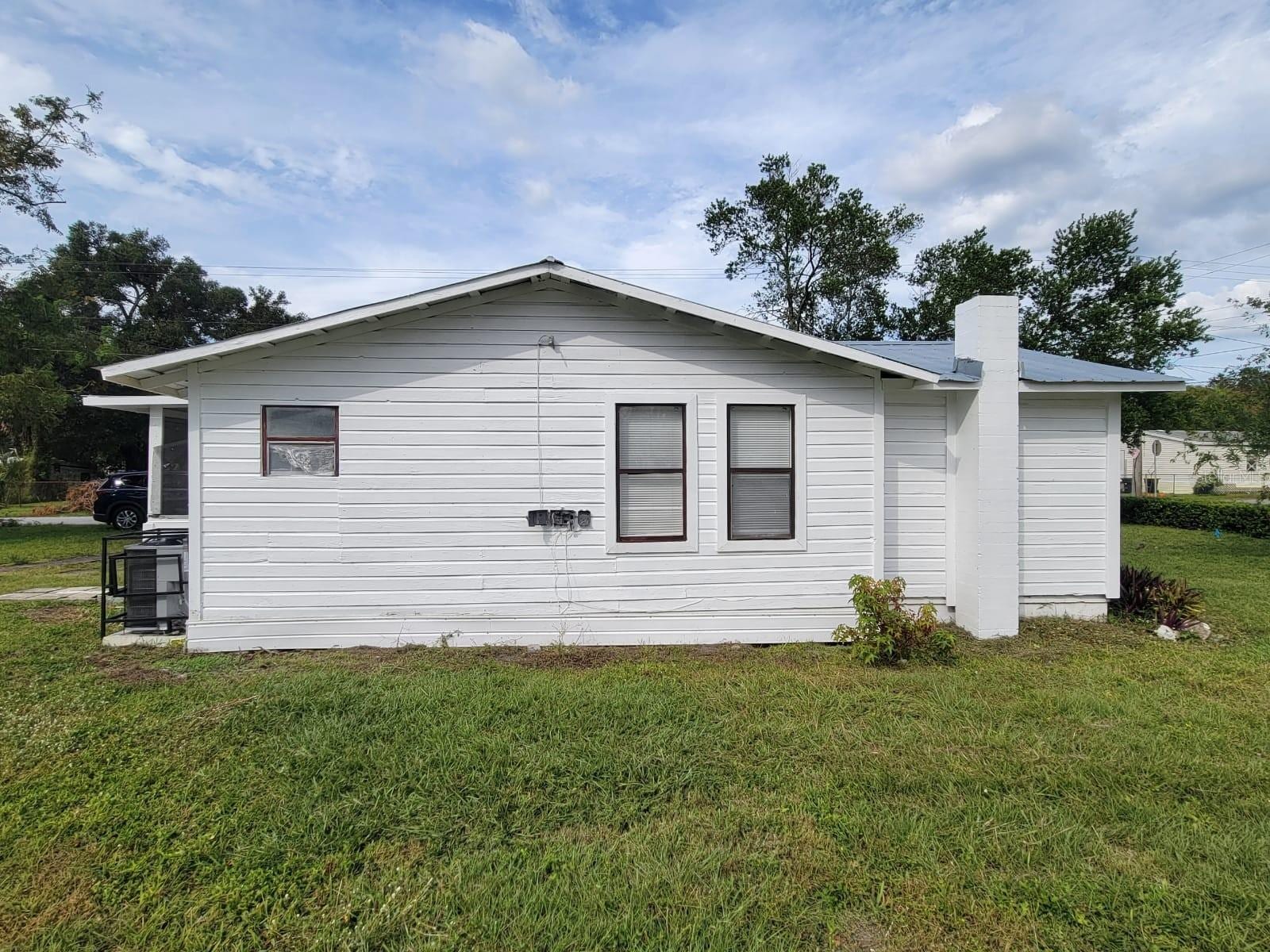 1058 N Davis Ave photo 2