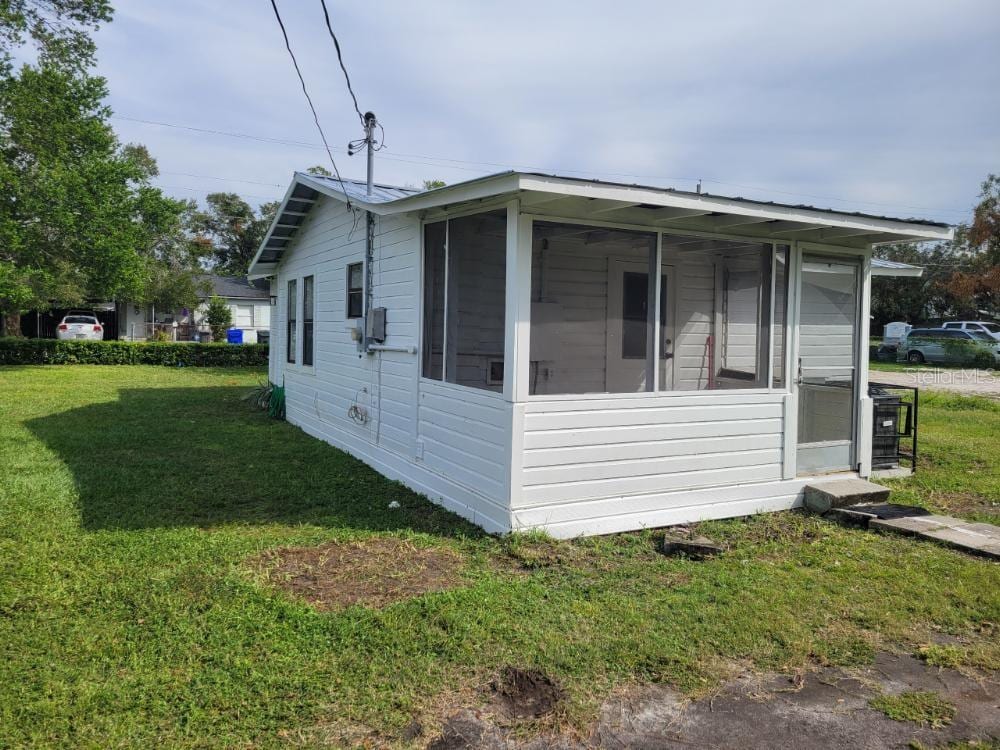 1058 N Davis Ave photo 3