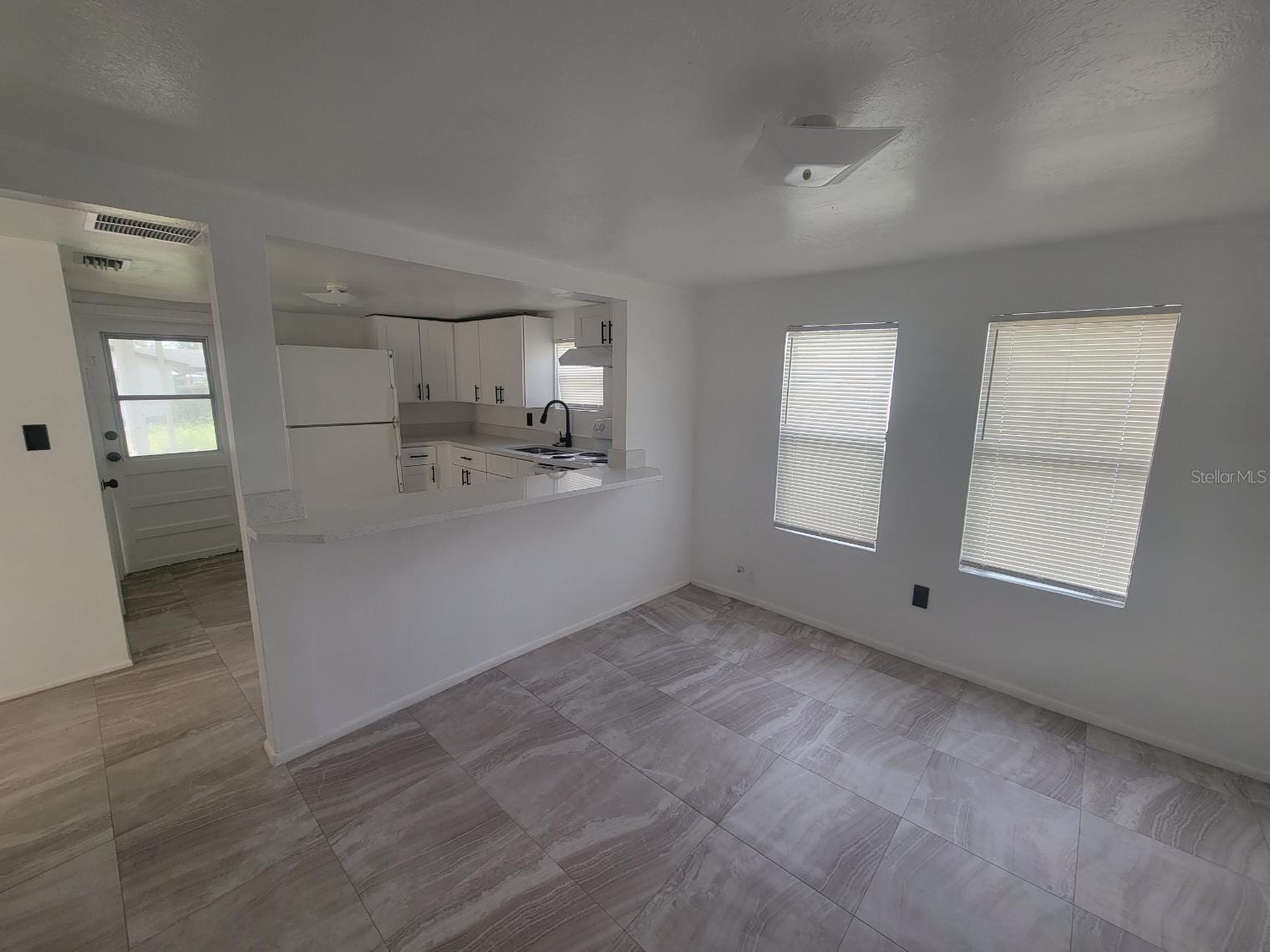 1058 N Davis Ave photo 5