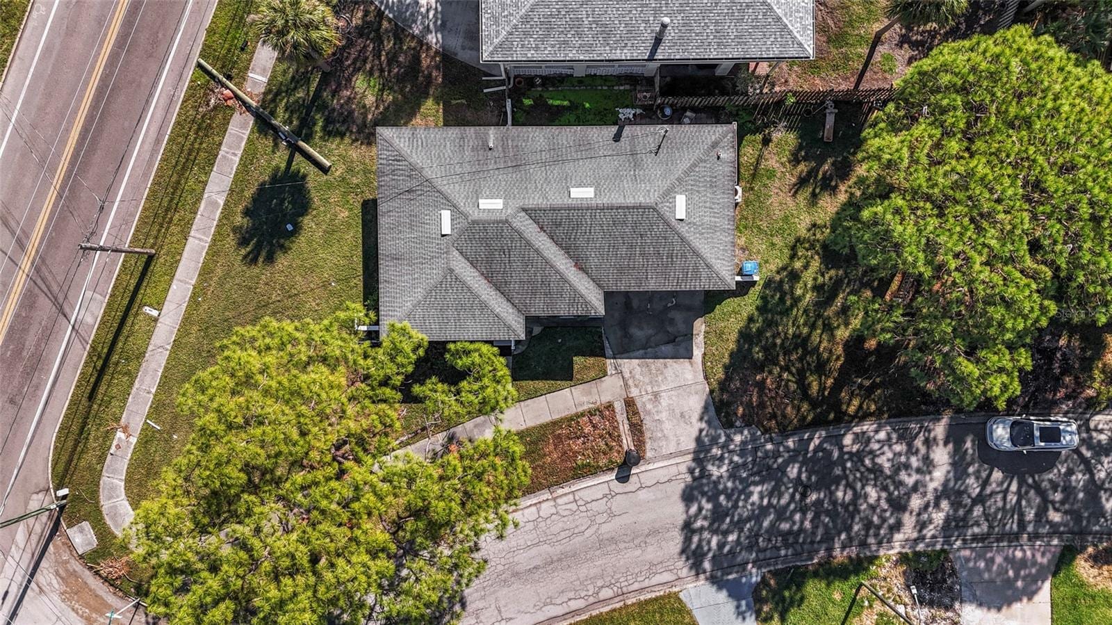 4666 Helena St NE photo 2