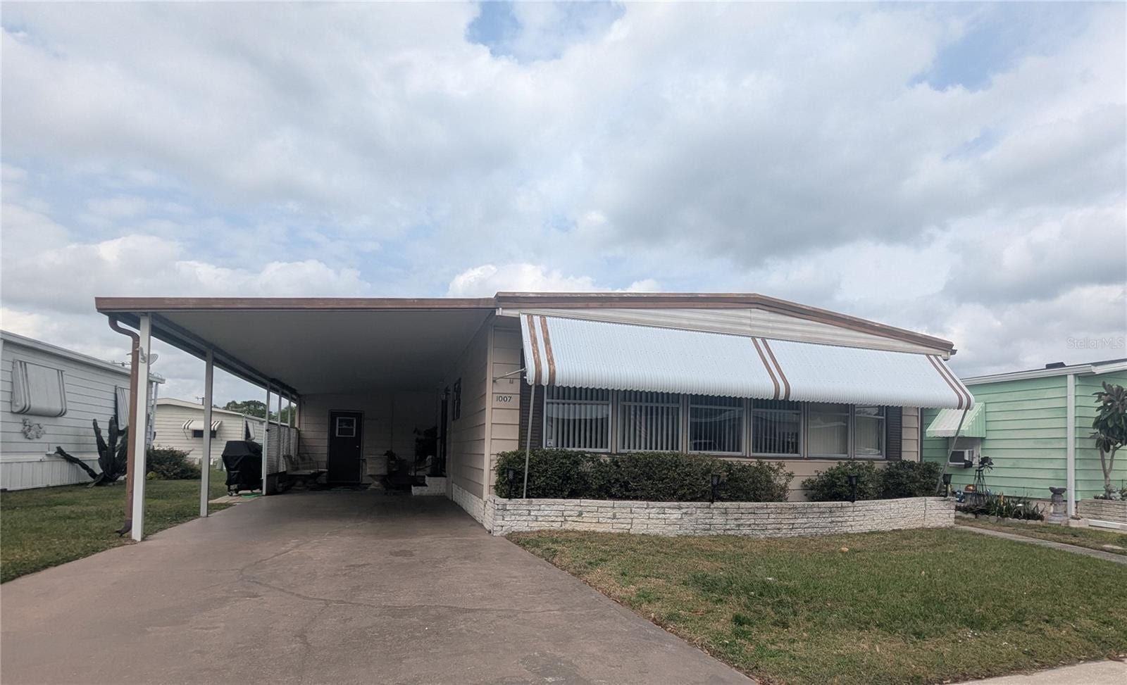 1007 Forest Lake Dr photo 2