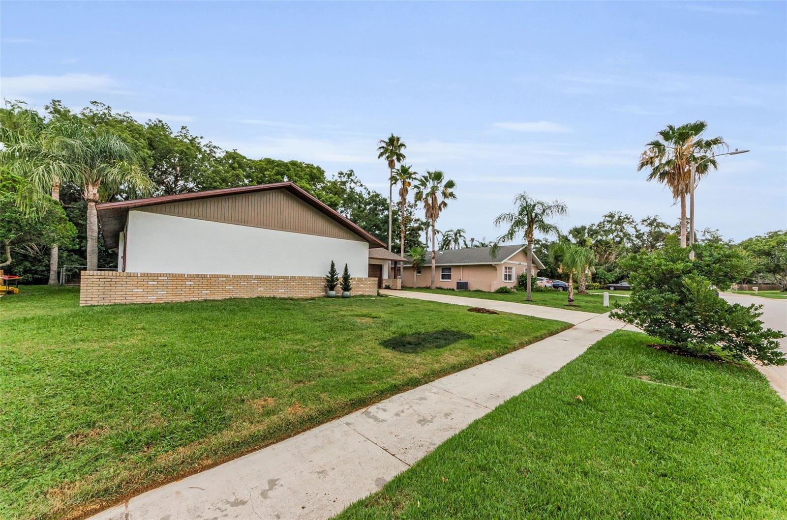 1558 Cottonwood Ter photo 2