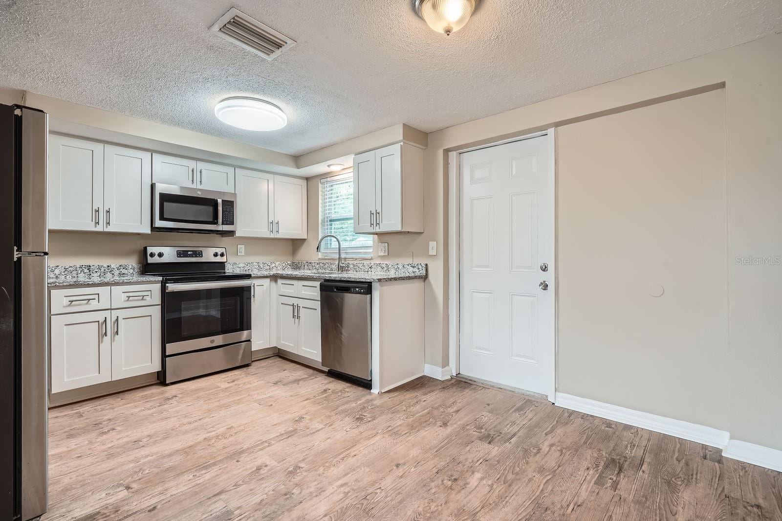 5429 Flora Ave photo 4