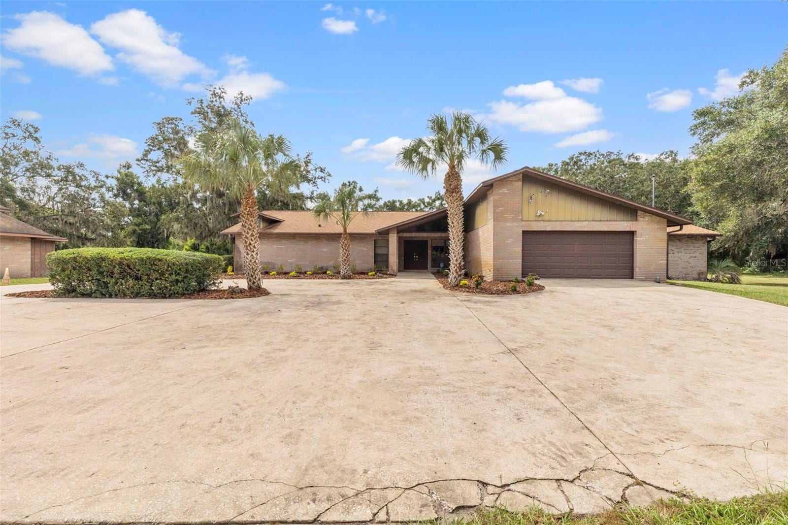 309 Hidden Lake Dr photo 3