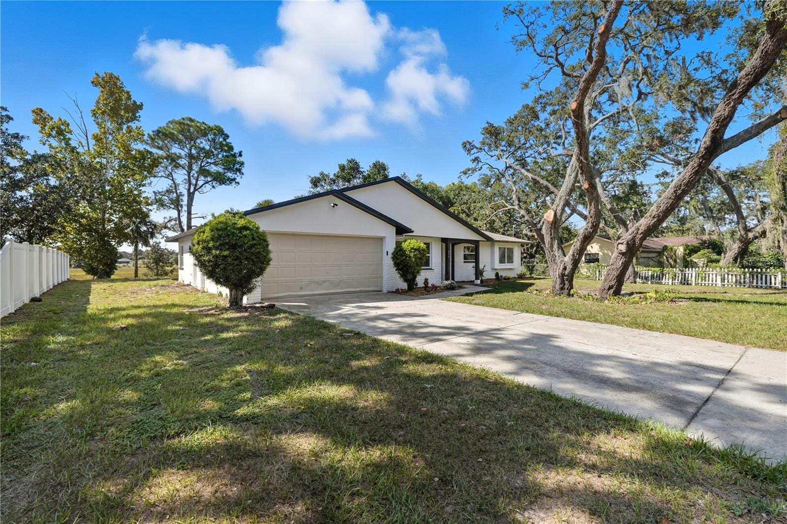 577 Waterfall Dr photo 3