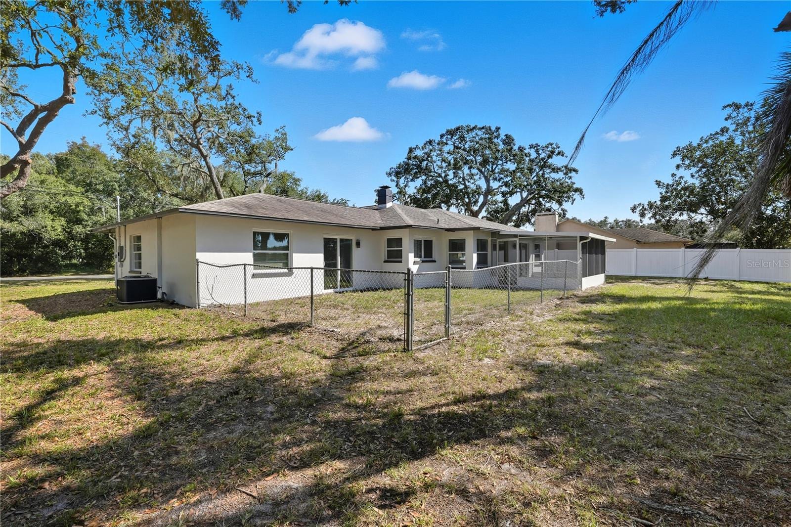 577 Waterfall Dr photo 4