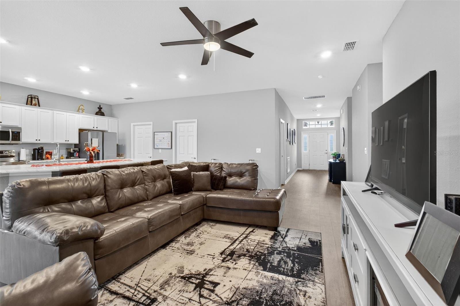 1026 Montgomery Ln photo 3