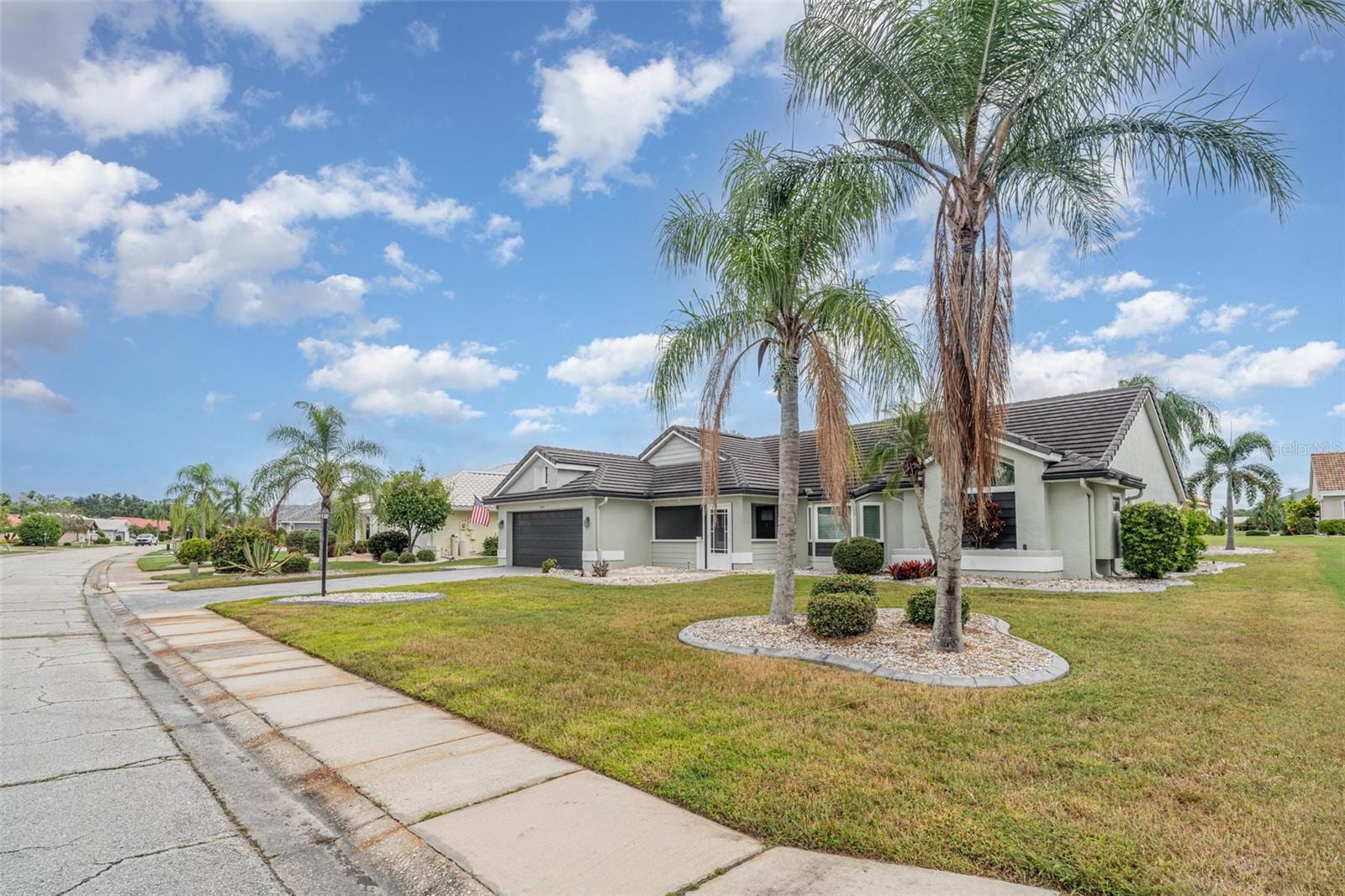 2048 Berry Roberts Dr photo 3