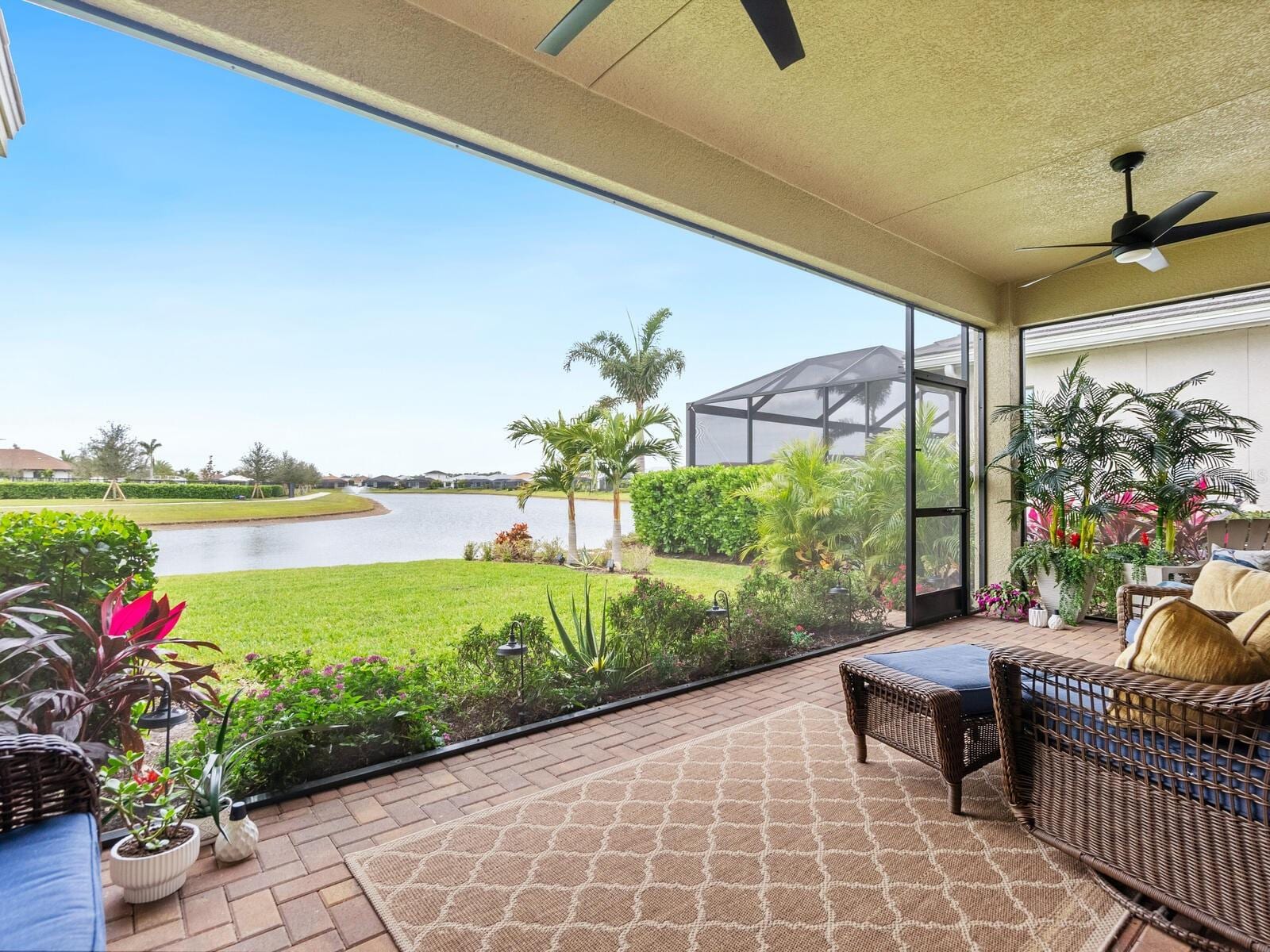 4925 Surfside Cir photo 2