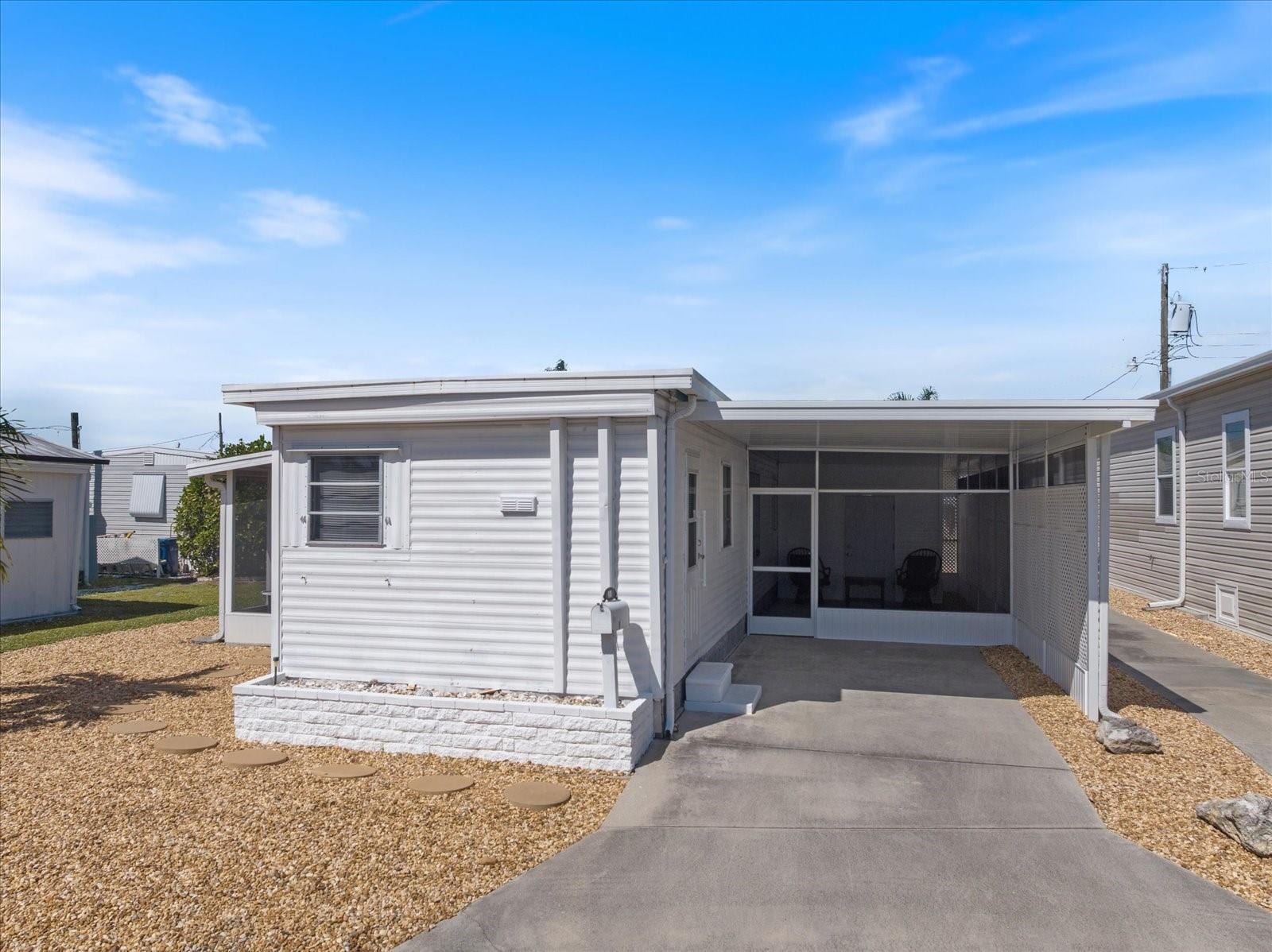 251 Southwinds Dr photo 3