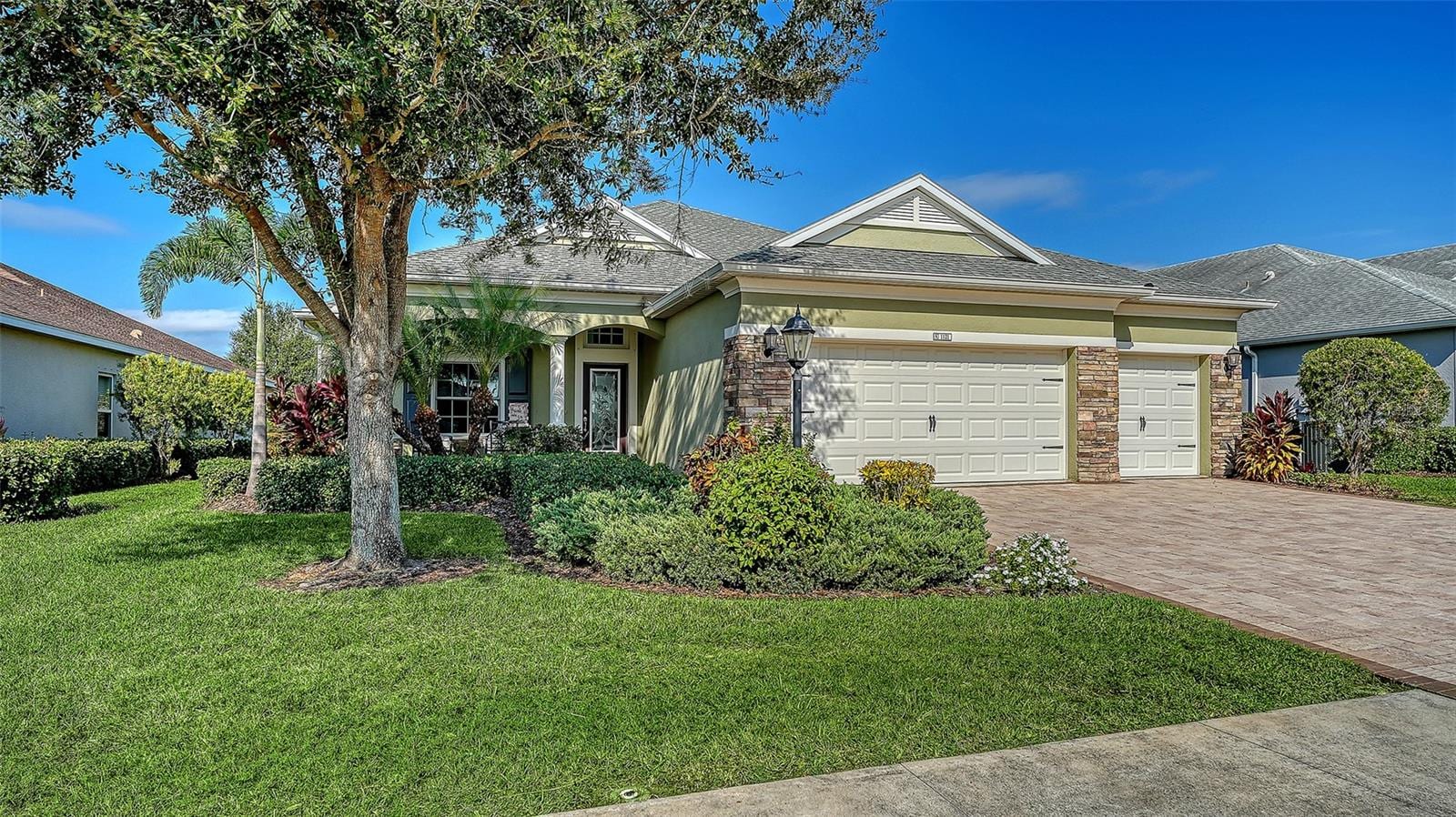 1121 Thornbury Dr photo 2
