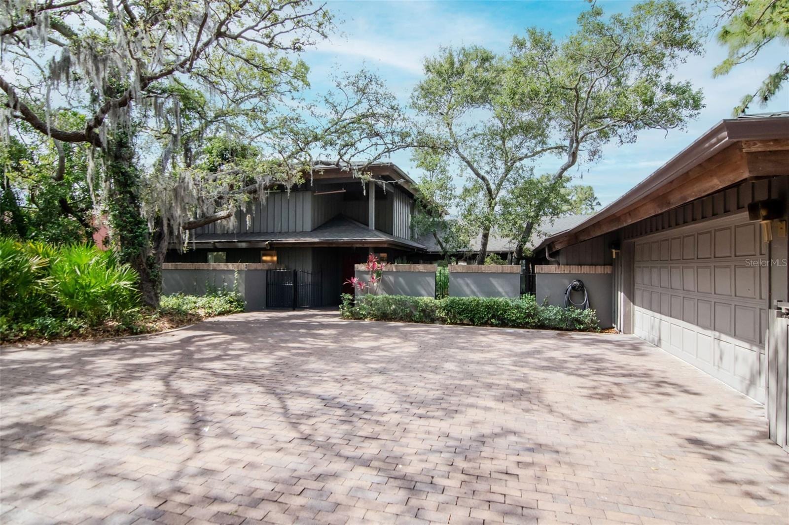 1296 Weybridge Ln photo 3
