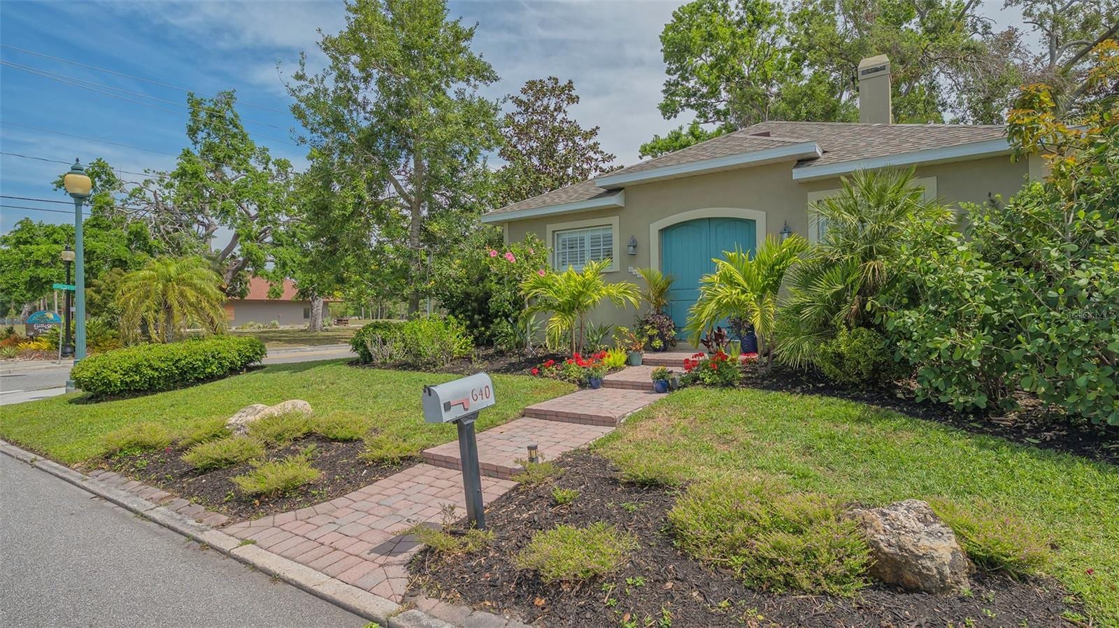 640 N Osprey Ave photo 3