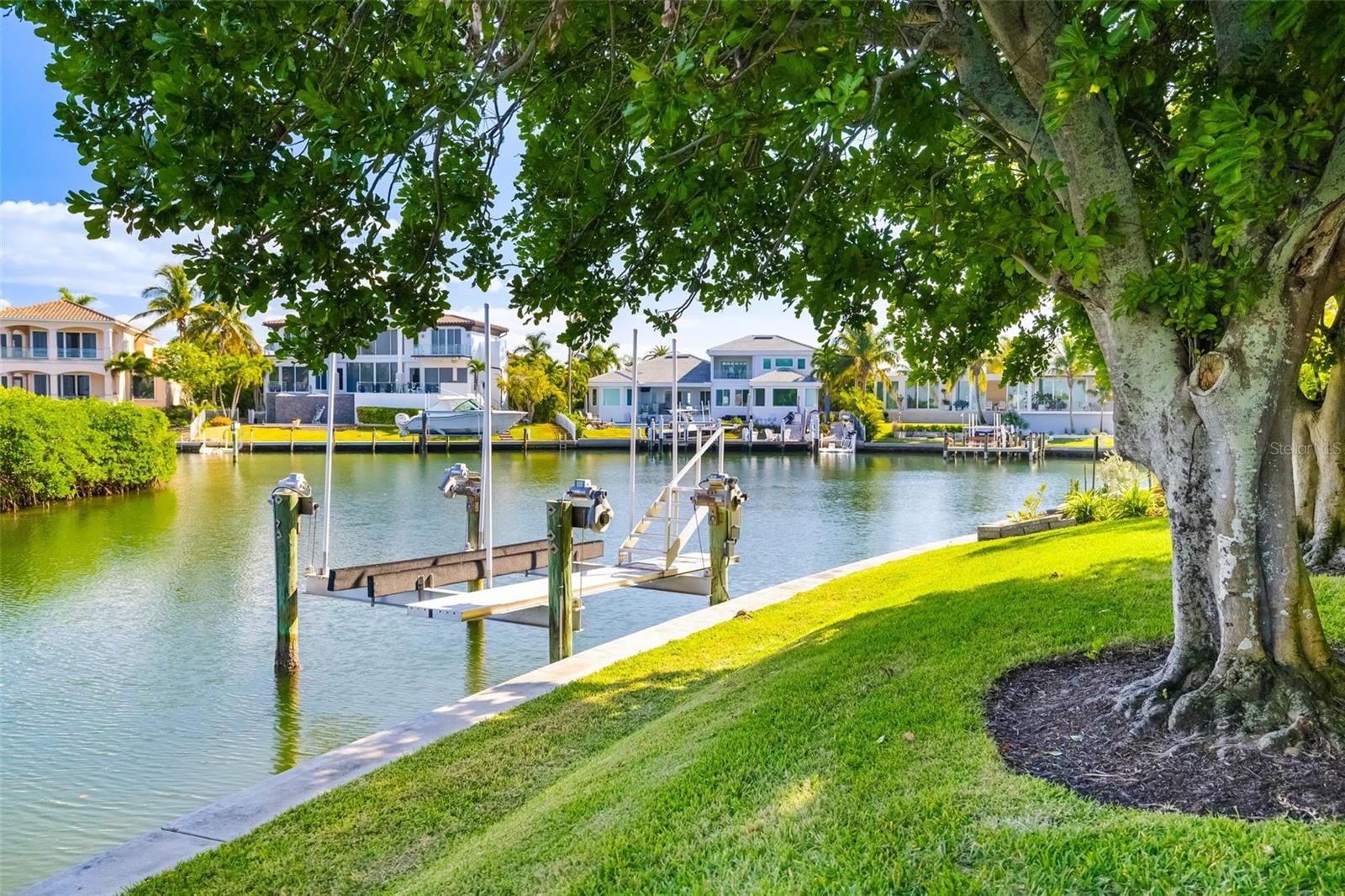 560 Harbor Cove Cir photo 3