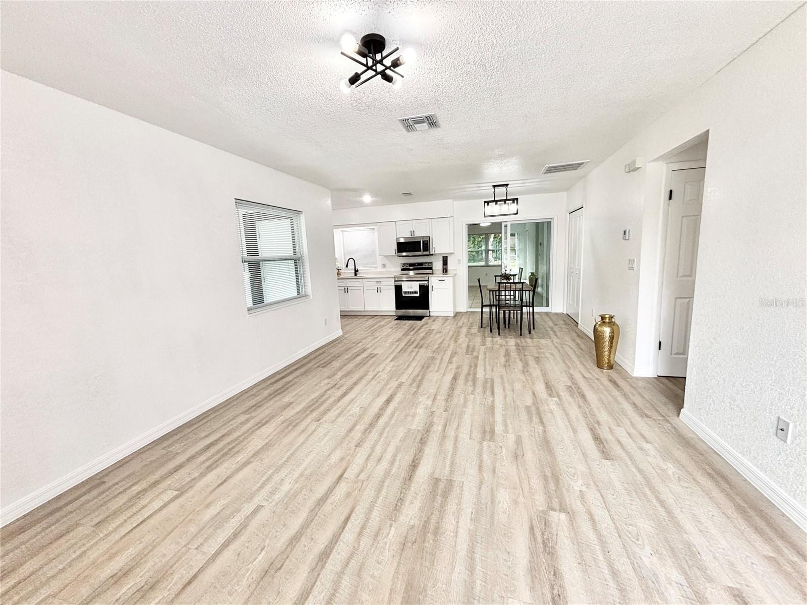 1516 Avenue D NE photo 4
