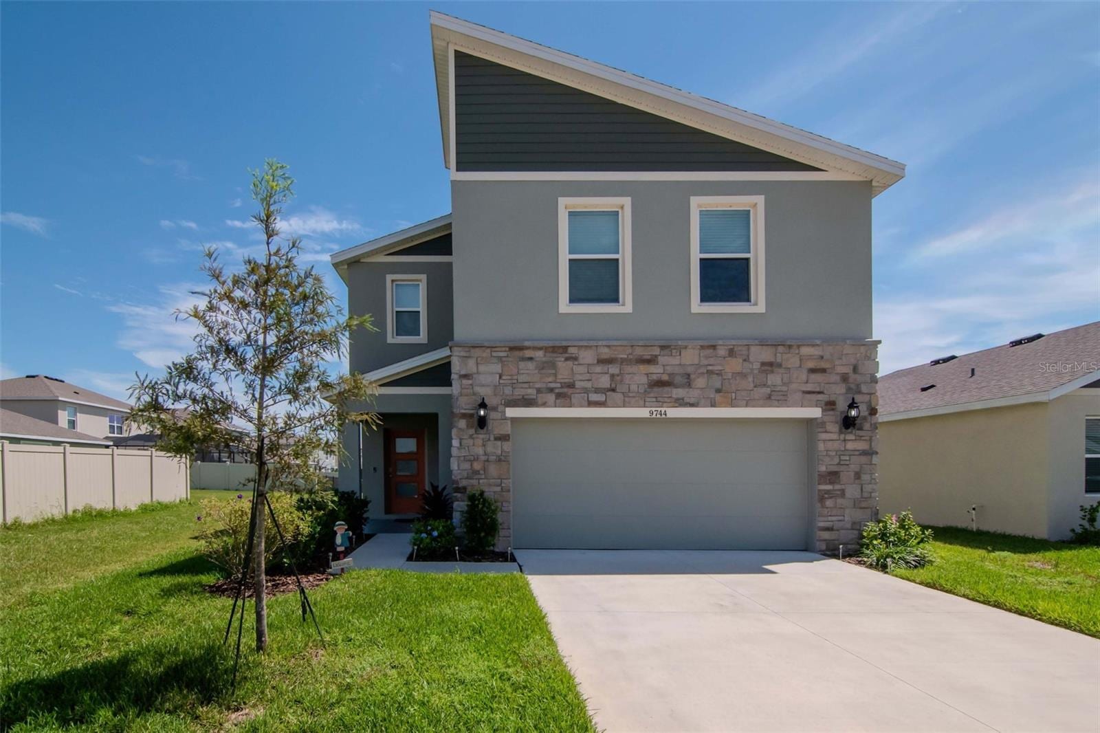 9744 Crescent Ray Dr photo 2