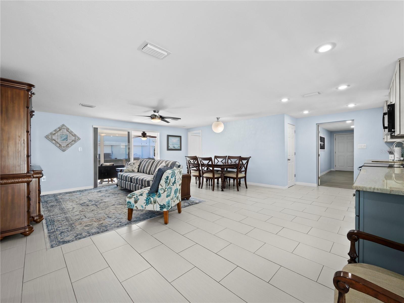 744 Jungle Queen Way photo 3
