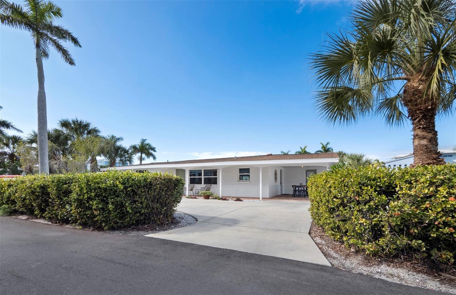 691 Tarawitt Dr photo 3