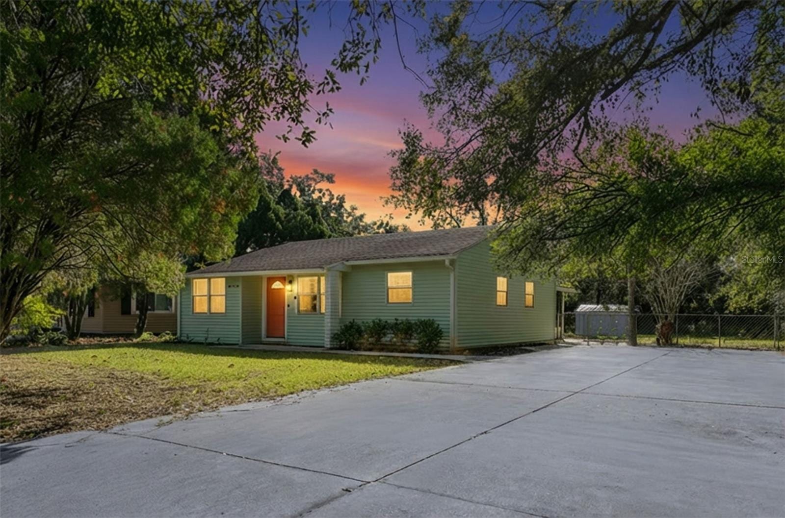 1215 E Lambright St photo 5