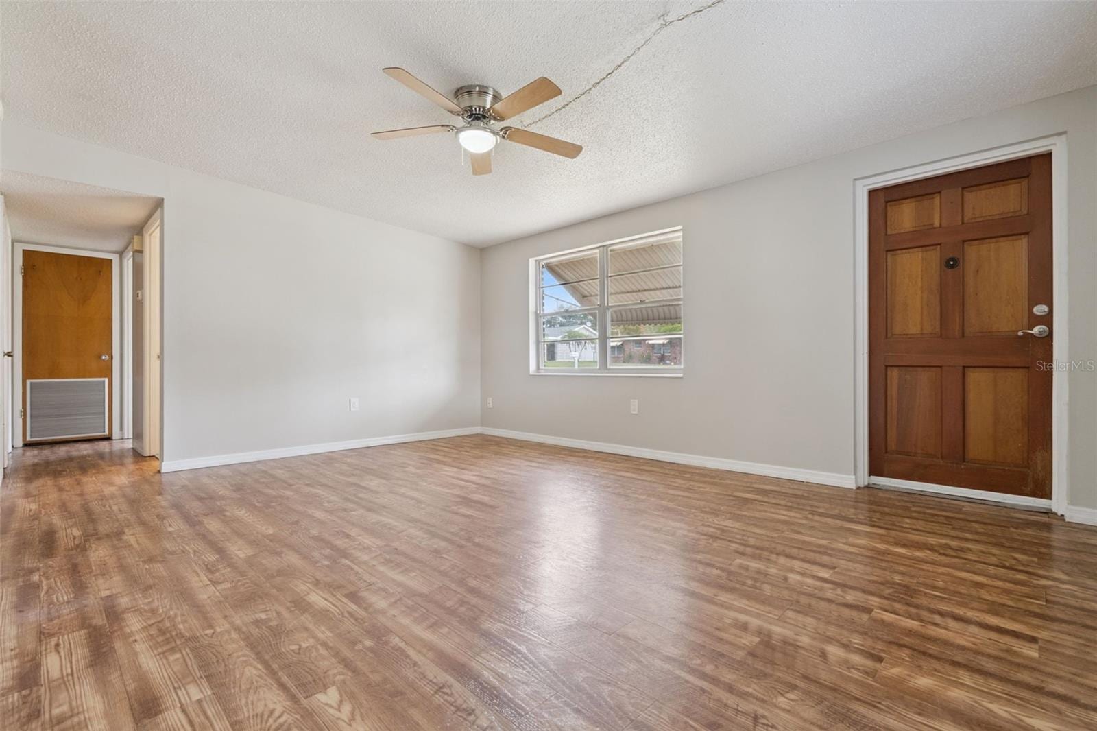106 Lantern Ln photo 3