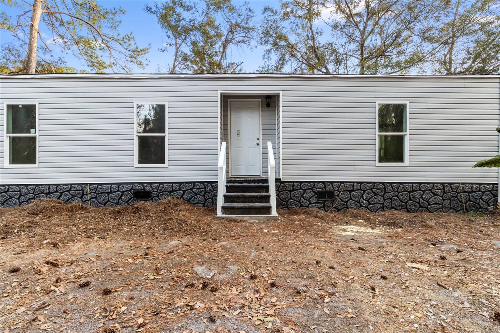 18186 Ferry Ave photo 2