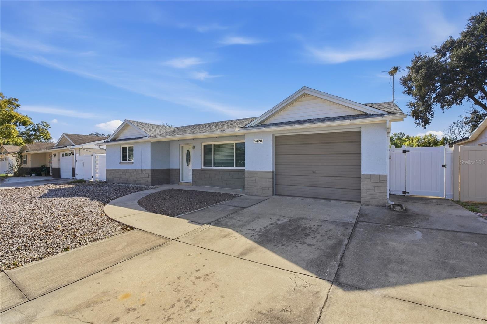 7420 Sandalwood Dr photo 2