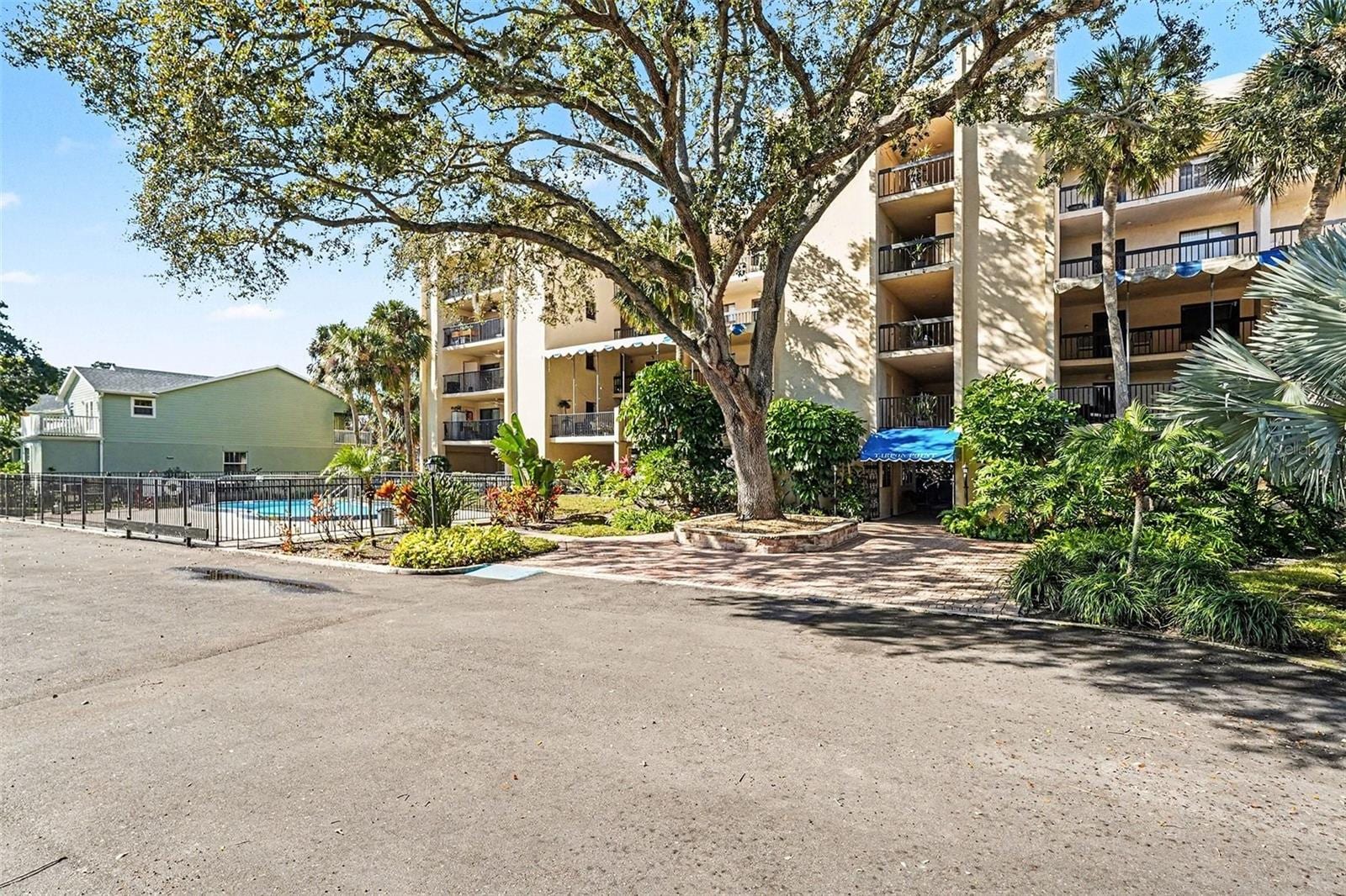 303 Tarpon Pt photo 3