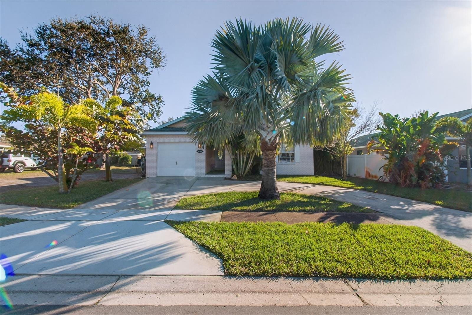 1688 Taylor Lake Cir photo 2