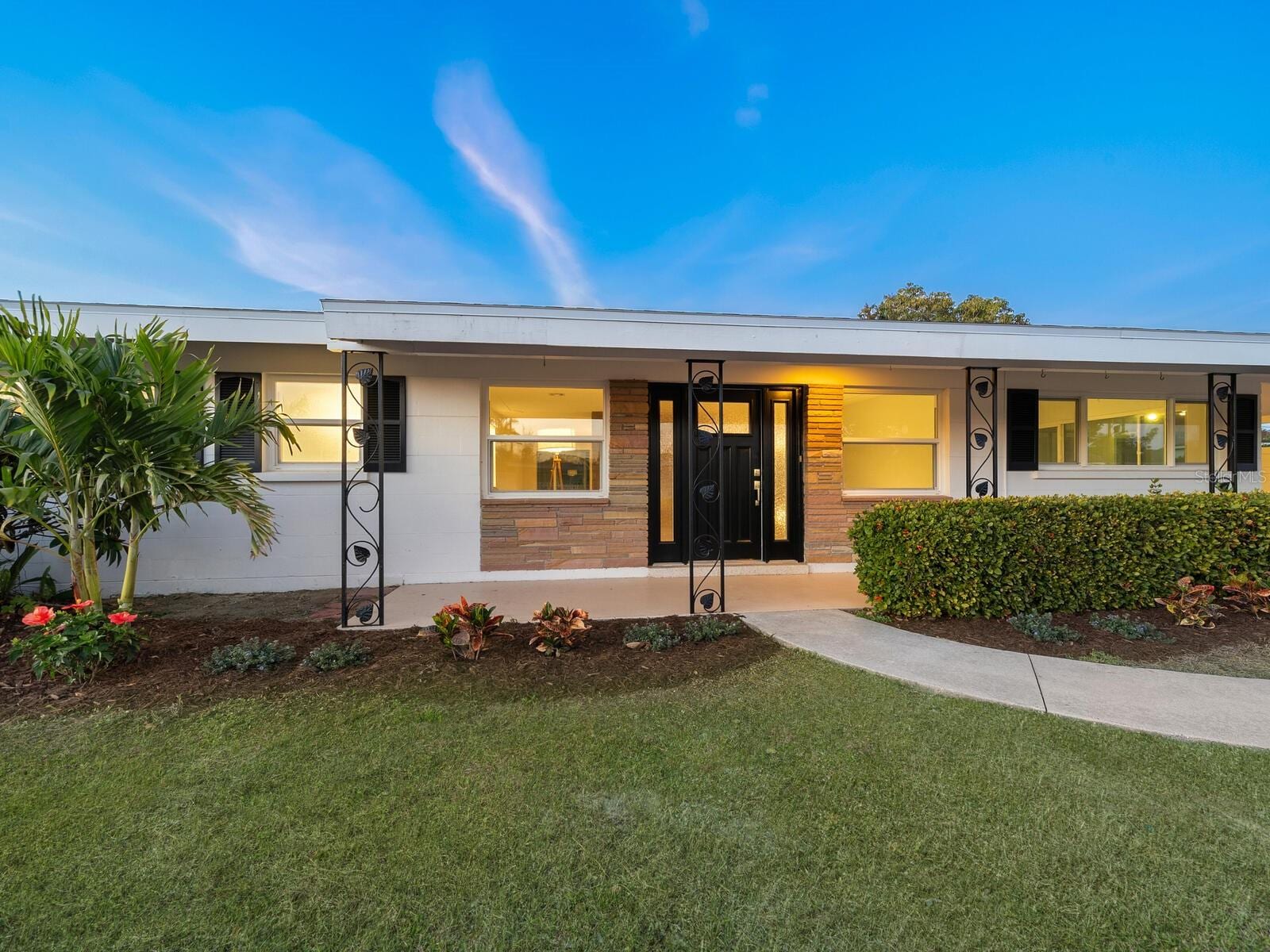 2551 Hibiscus St photo 3