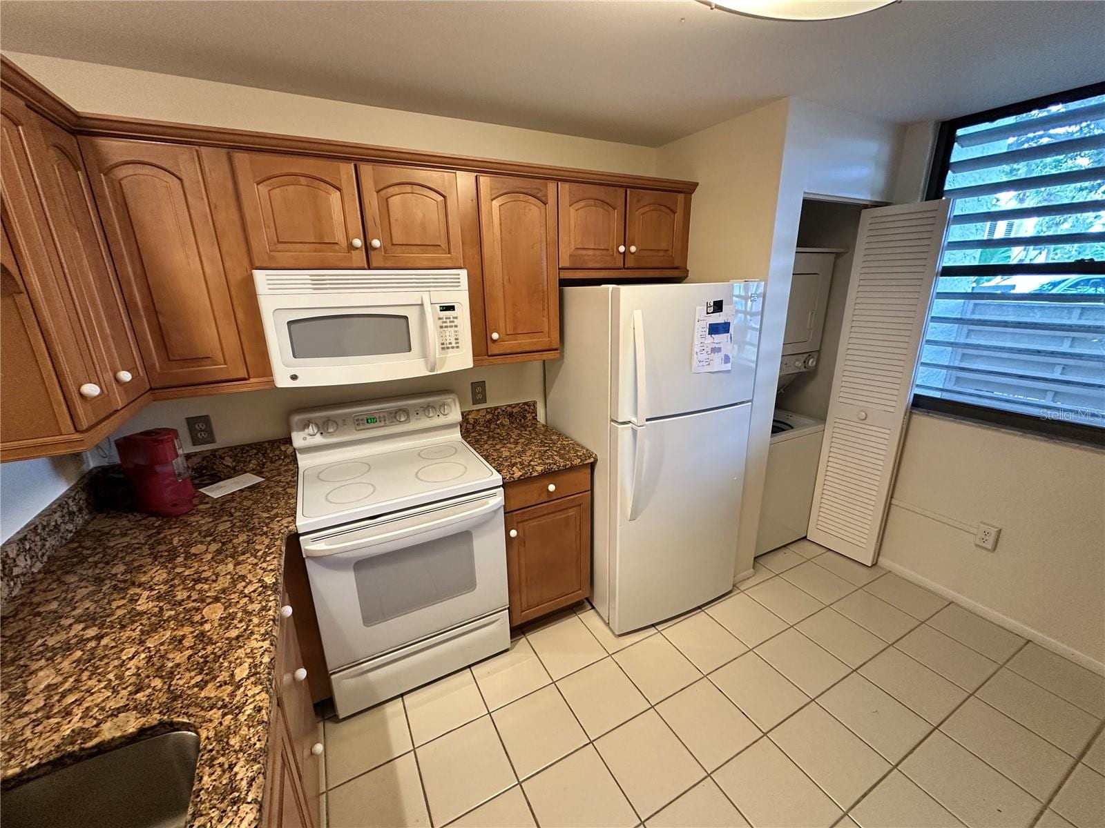 645 Woodlawn Dr photo 3