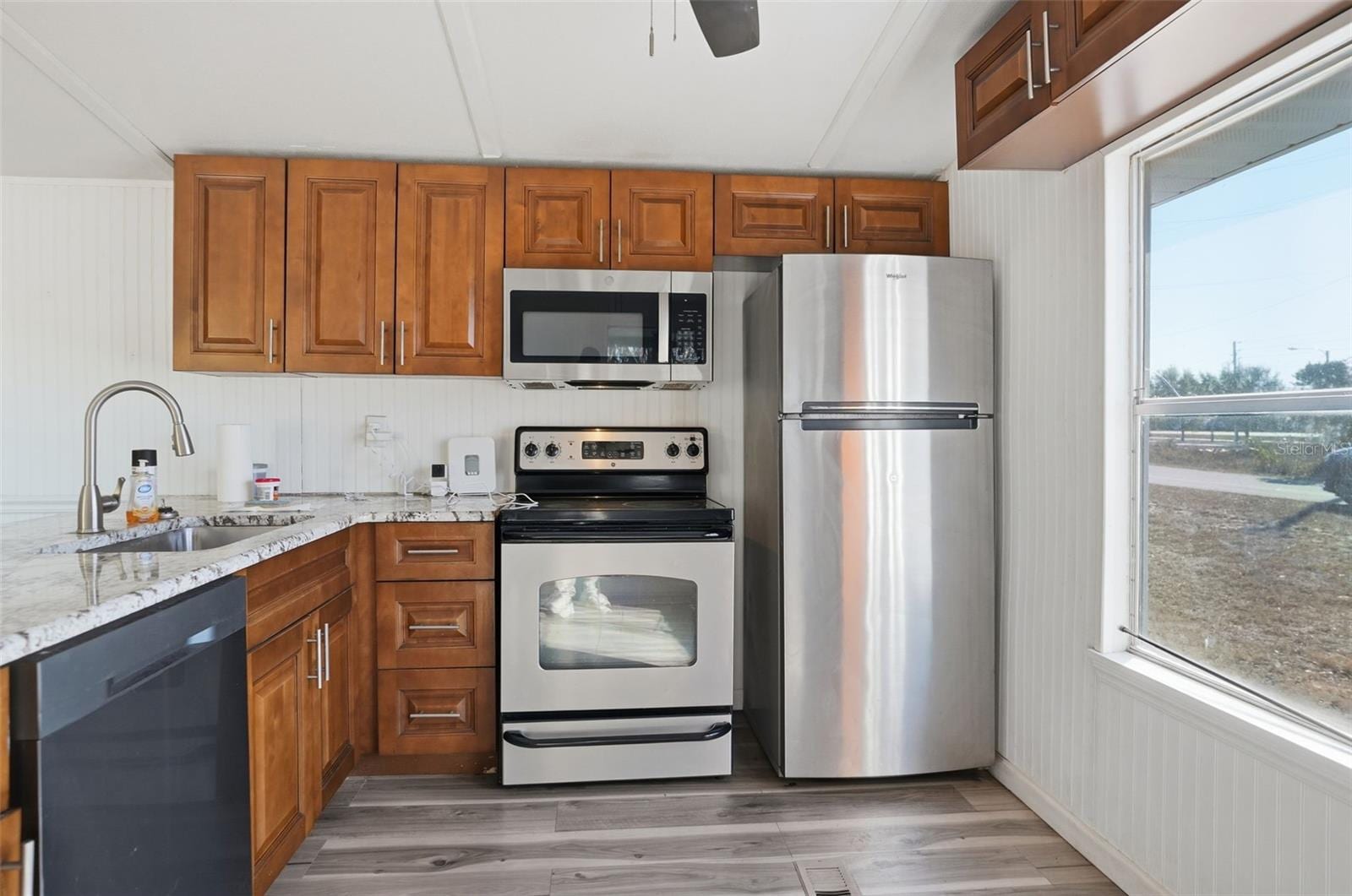 9727 Lake Dr photo 3
