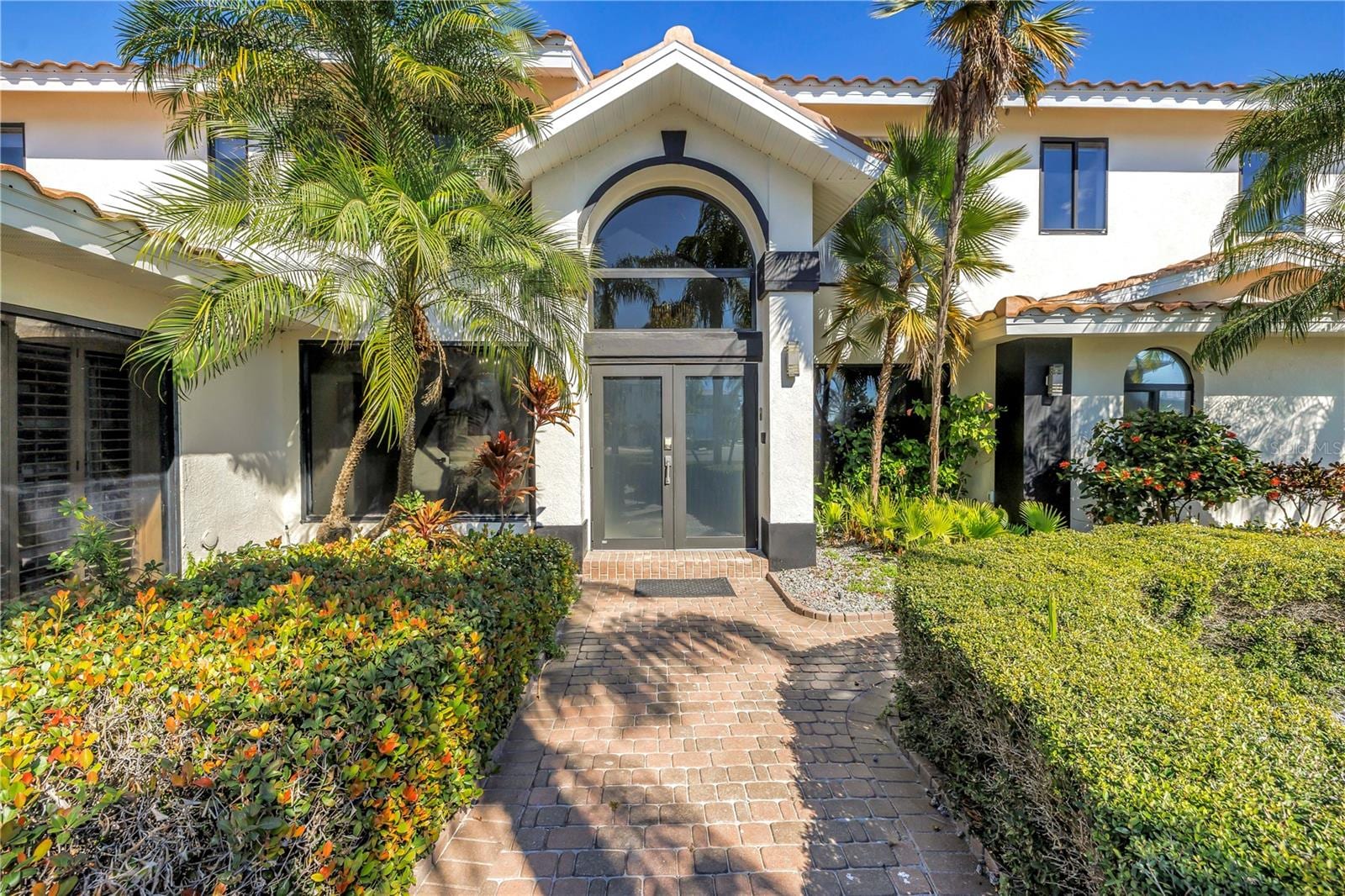 583 Crystal Dr photo 2