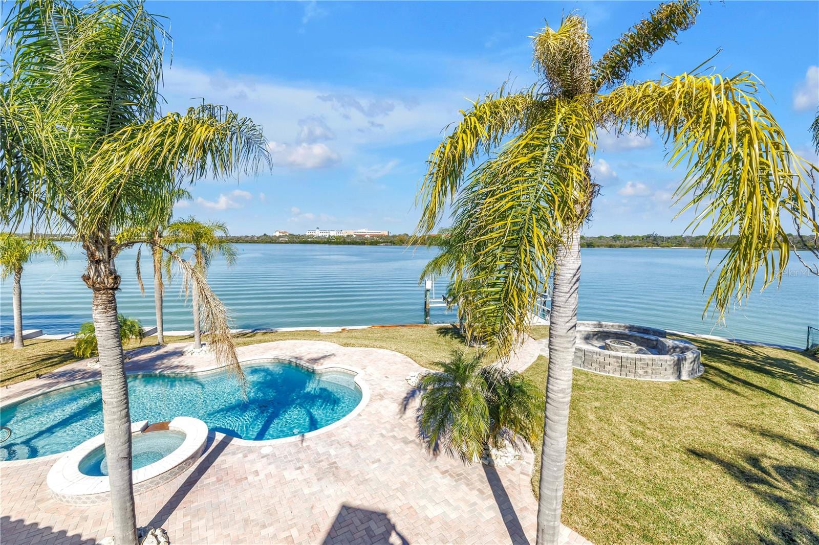 583 Crystal Dr photo 5