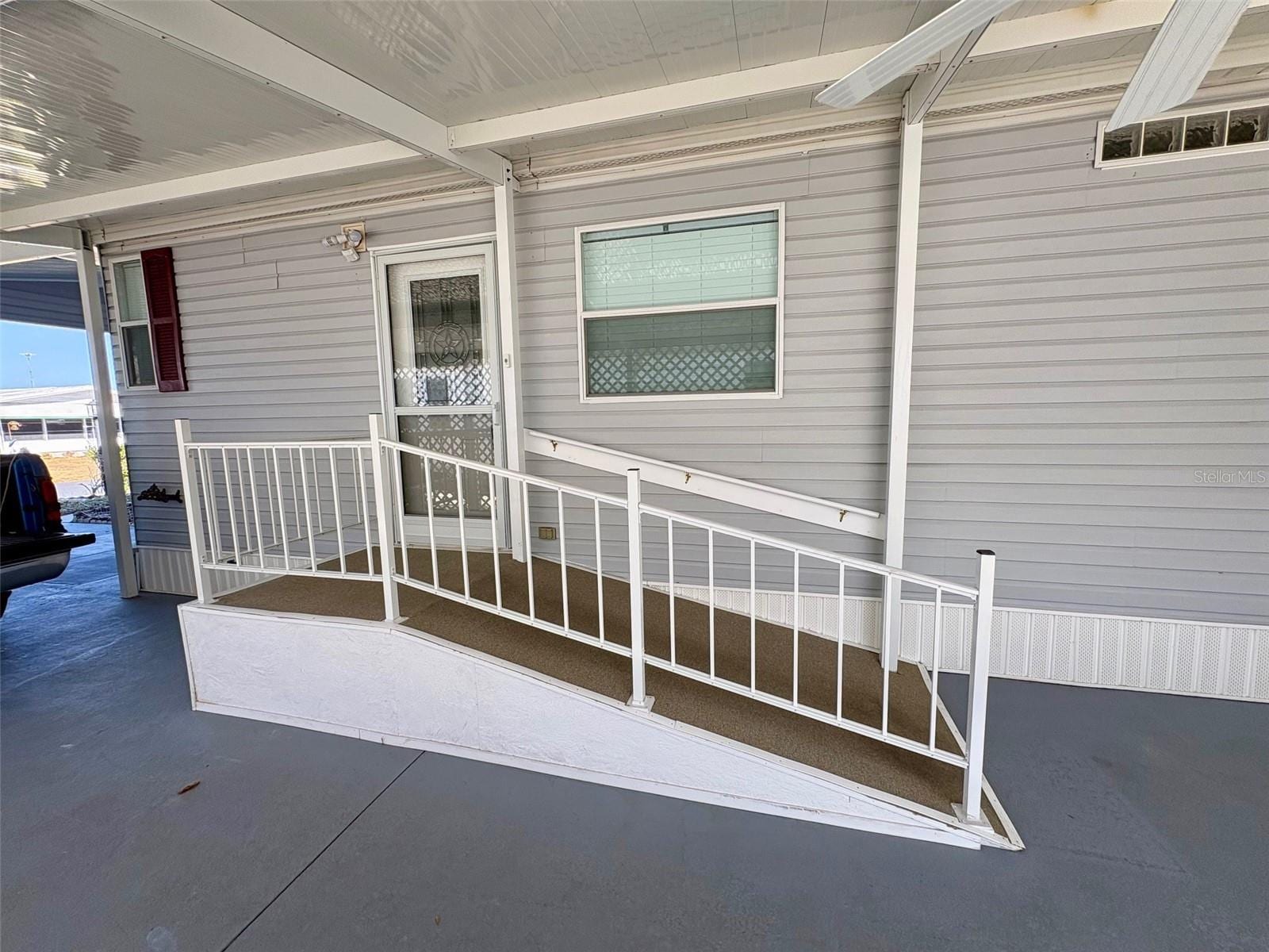 6086 Southern Oaks Dr SE photo 2