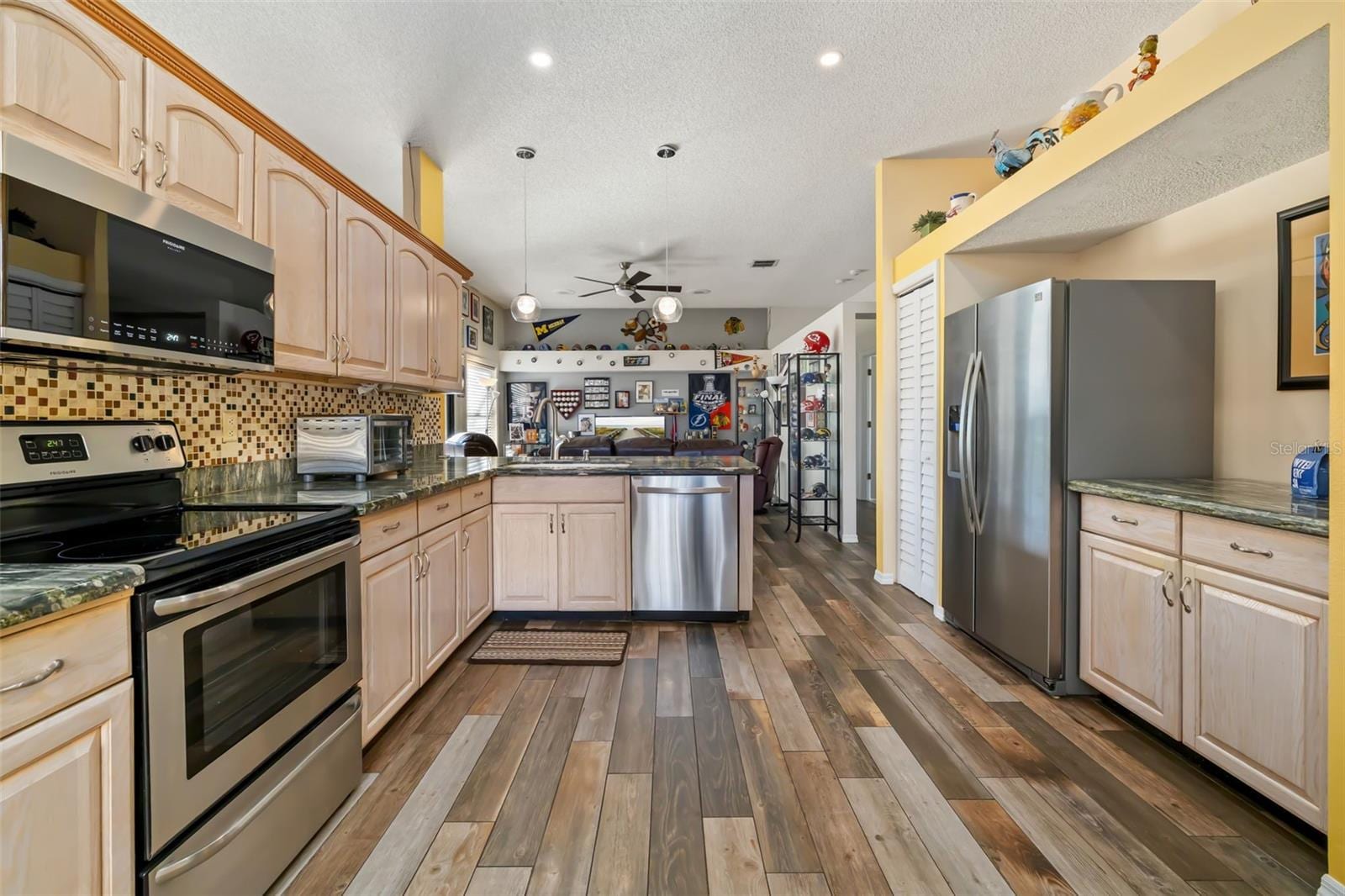 8072 Glenbrooke Ln photo 4