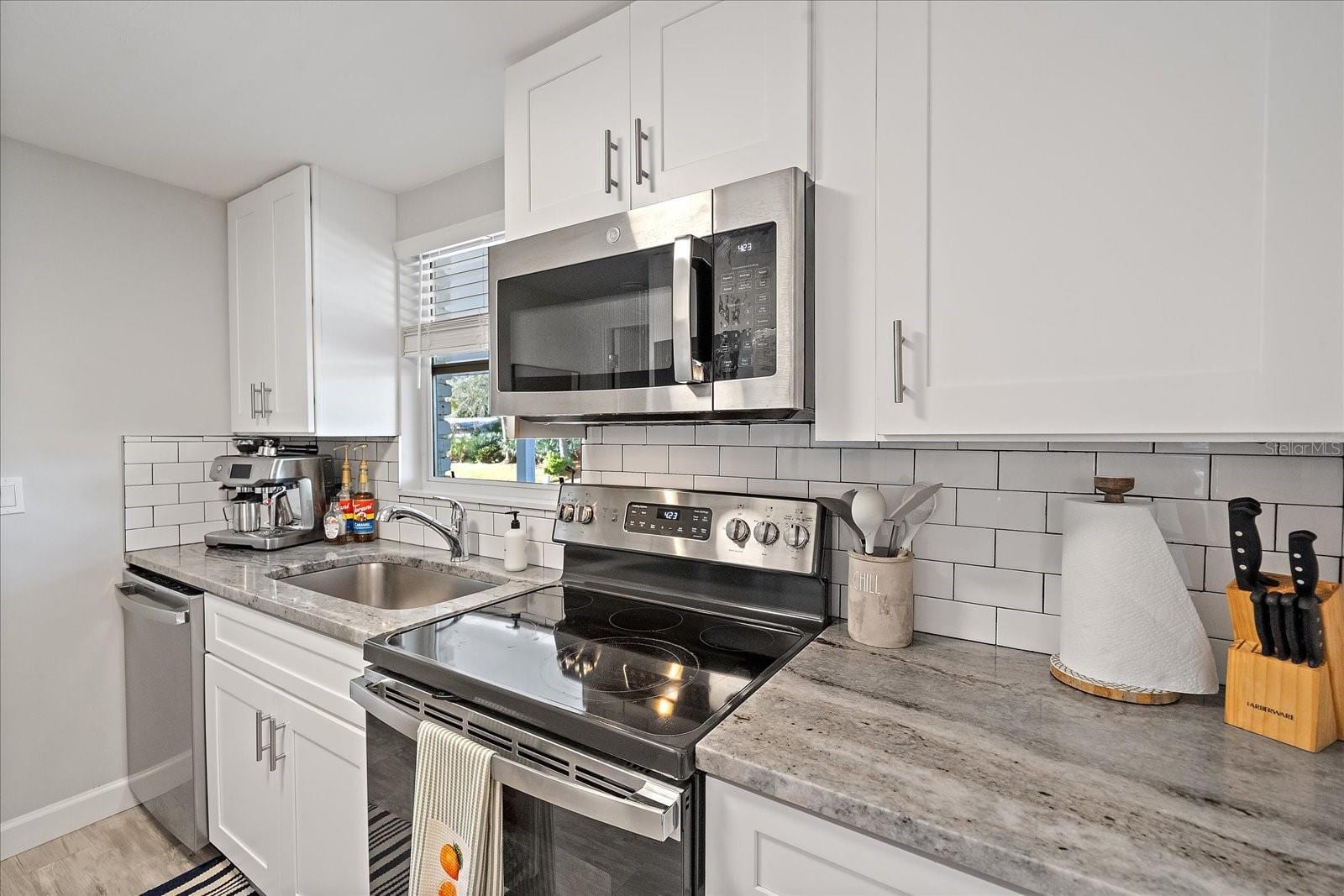 2438 Wisteria St photo 5