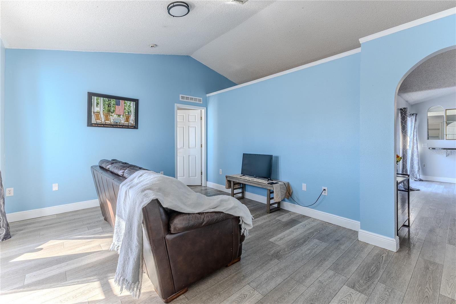 5437 Freeport Dr photo 3
