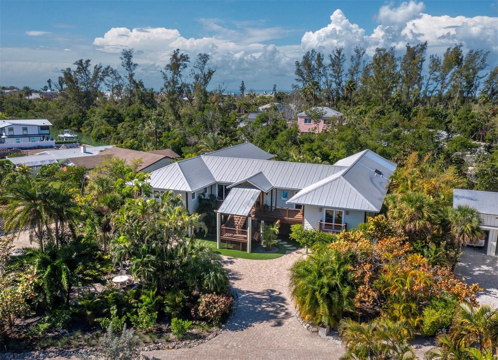 677 Lands End Dr photo 4
