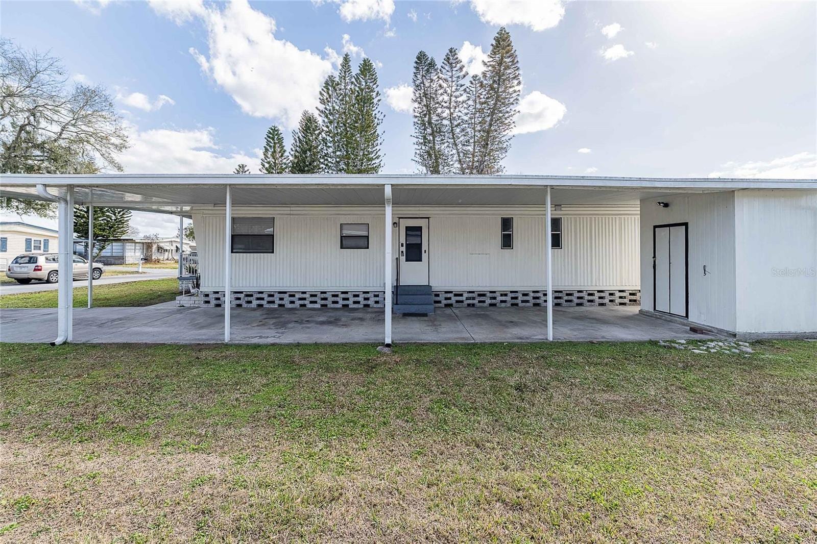 511 Lazy Lake Dr W photo 4