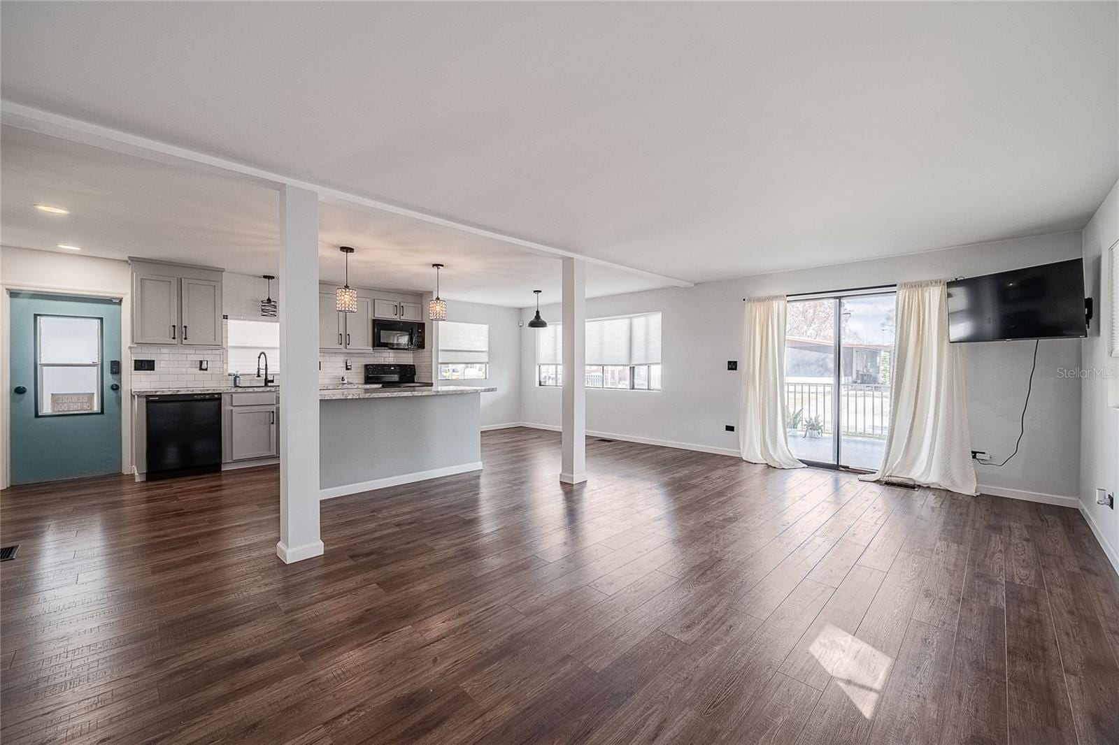 511 Lazy Lake Dr W photo 5