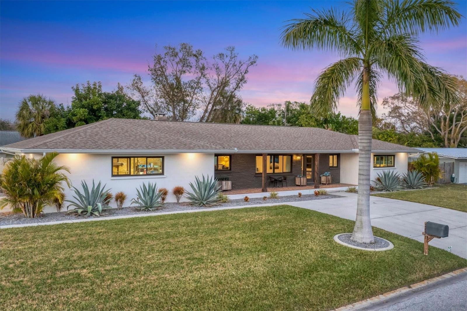 2411 Valencia Dr photo 2