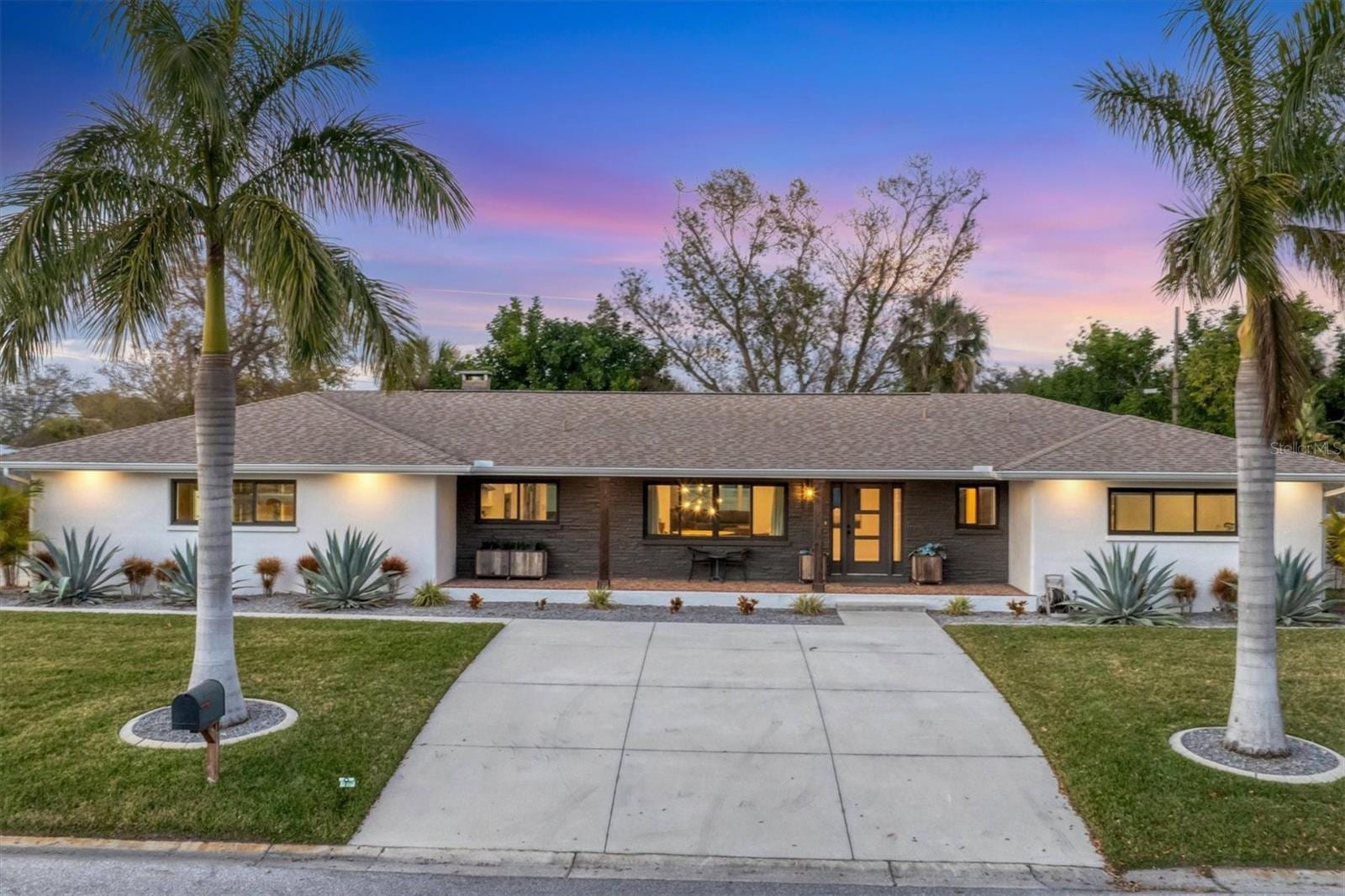 2411 Valencia Dr photo 3