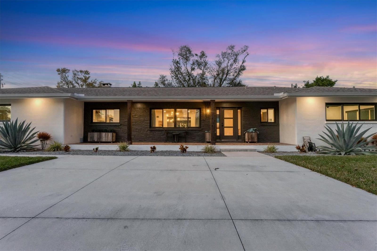 2411 Valencia Dr photo 5
